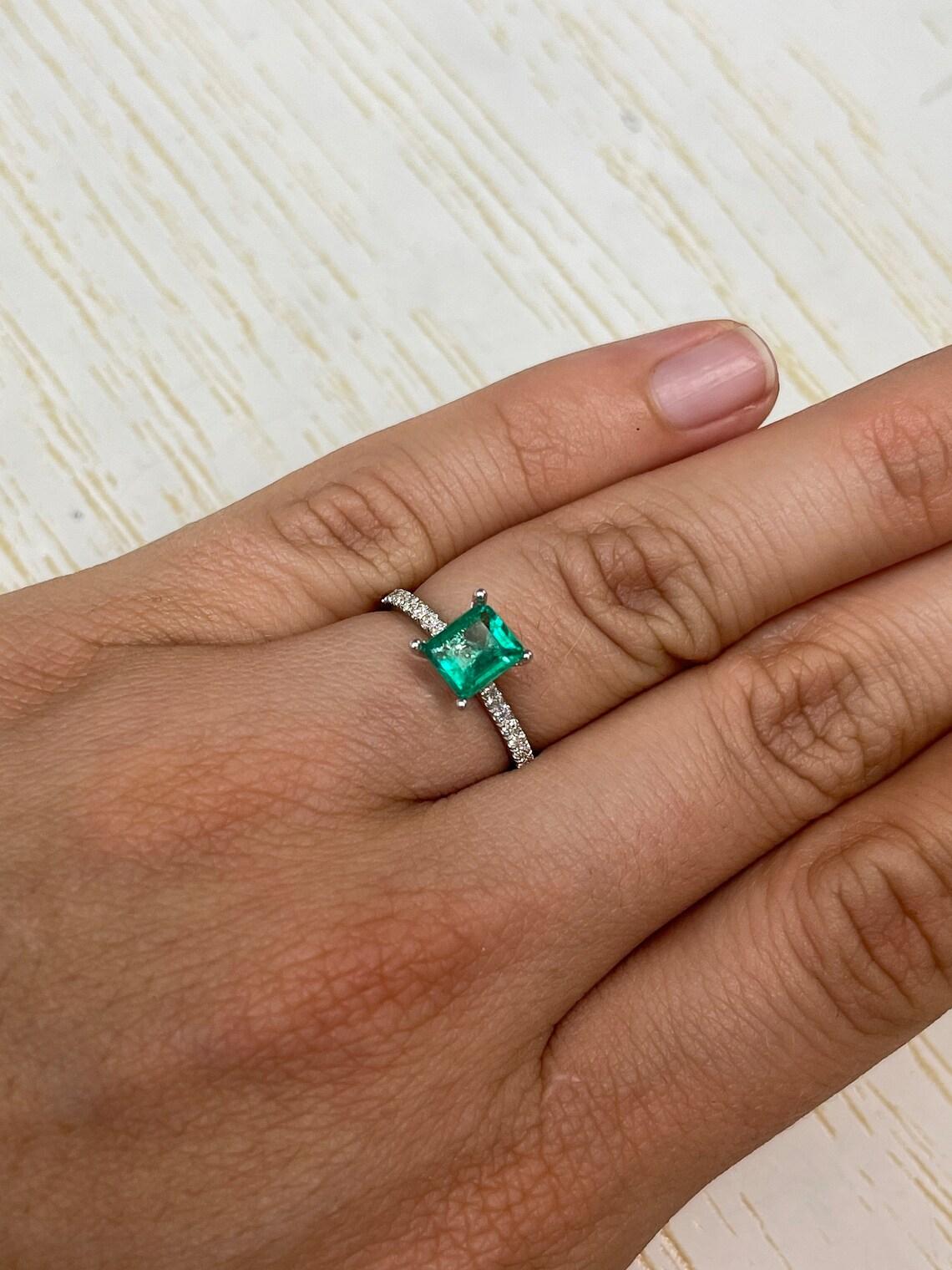 0,90 Carati 7x6 Smeraldo colombiano sfuso verde vivo - Pietra di nascita di maggio con taglio smeraldo in vendita 2