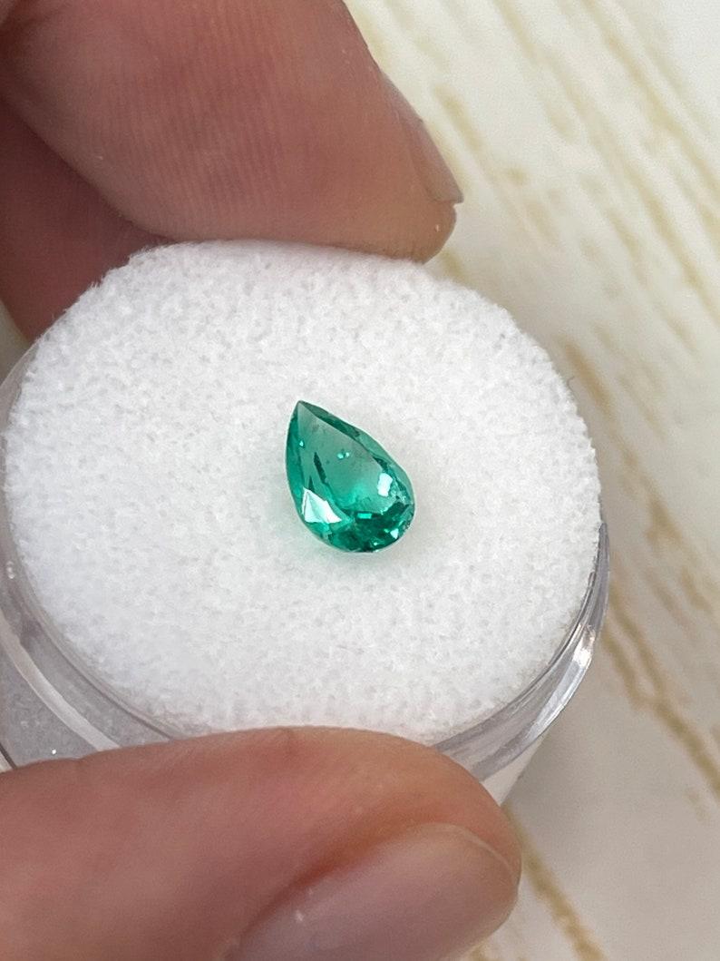 Taglio a goccia 0,90 Carati 8x6 AAA Smeraldo colombiano - gemma di maggio con taglio a pera in vendita