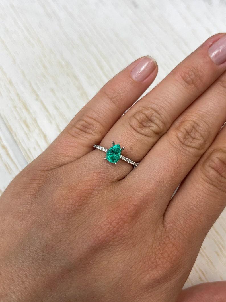 0,90 Carati 8x6 AAA Smeraldo colombiano - gemma di maggio con taglio a pera in vendita 1