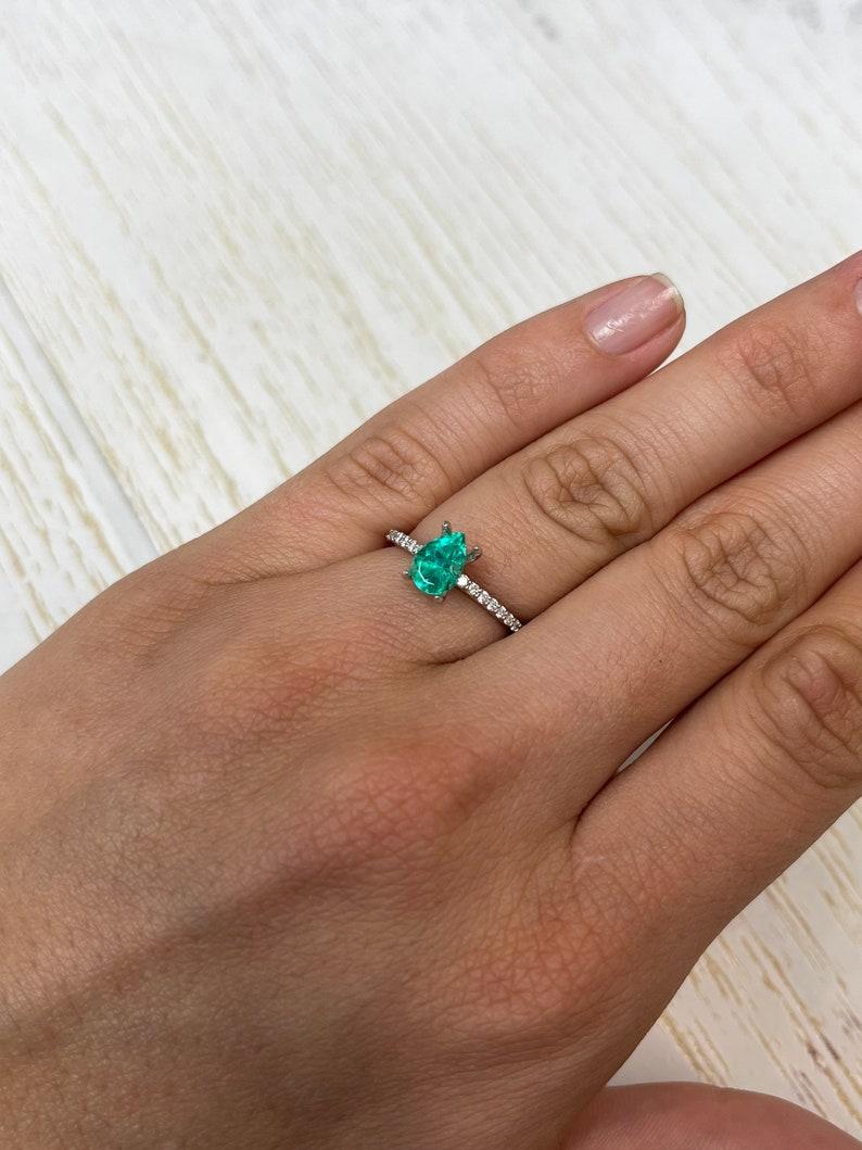 0,90 Carati 8x6 AAA Smeraldo colombiano - gemma di maggio con taglio a pera in vendita 2