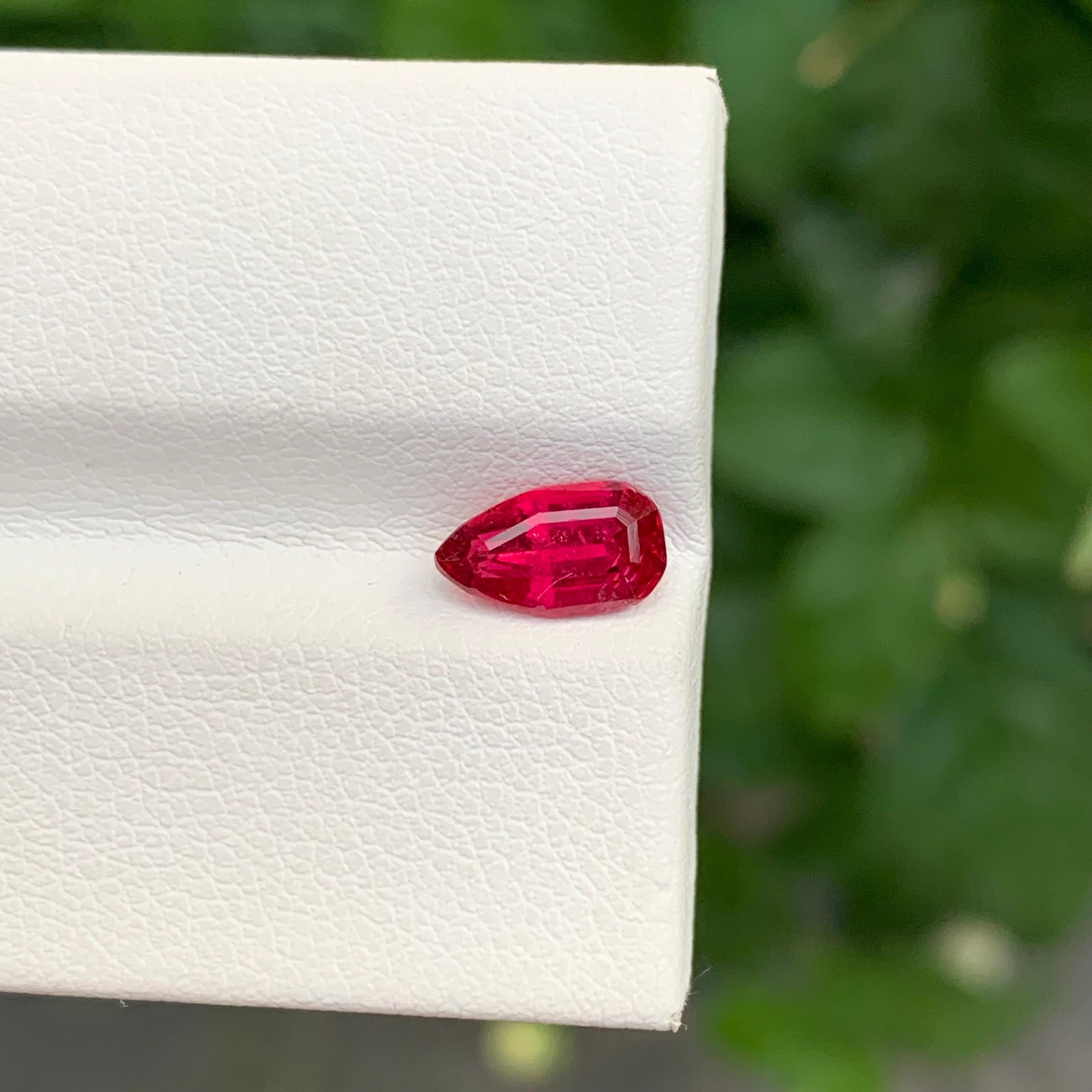 Tormalina rubellite sfusa

Peso: 0,90 carati
Dimensioni: 8,3 x 4,7 x 3,6 mm
Origine: Afghanistan
Forma: A pera 
Colore: rosa
Certificato: Su richiesta

La tormalina rubellite, spesso considerata la 