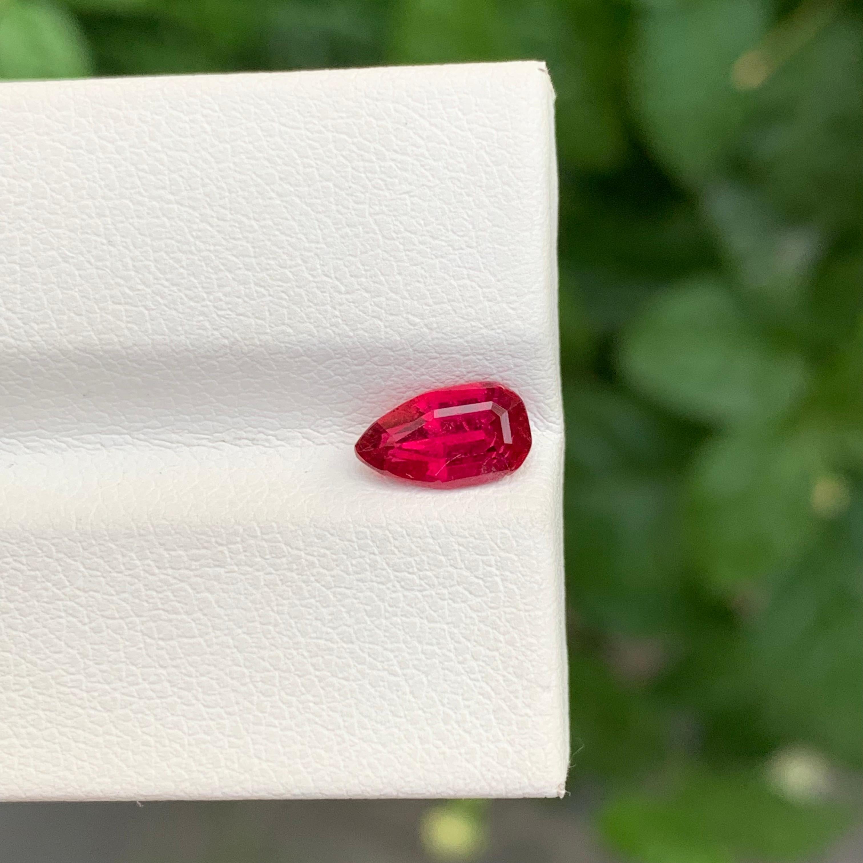 Arts and Crafts 0,90 Carati Adorabile gemma sciolta di tormalina rubellite a forma di pera in vendita