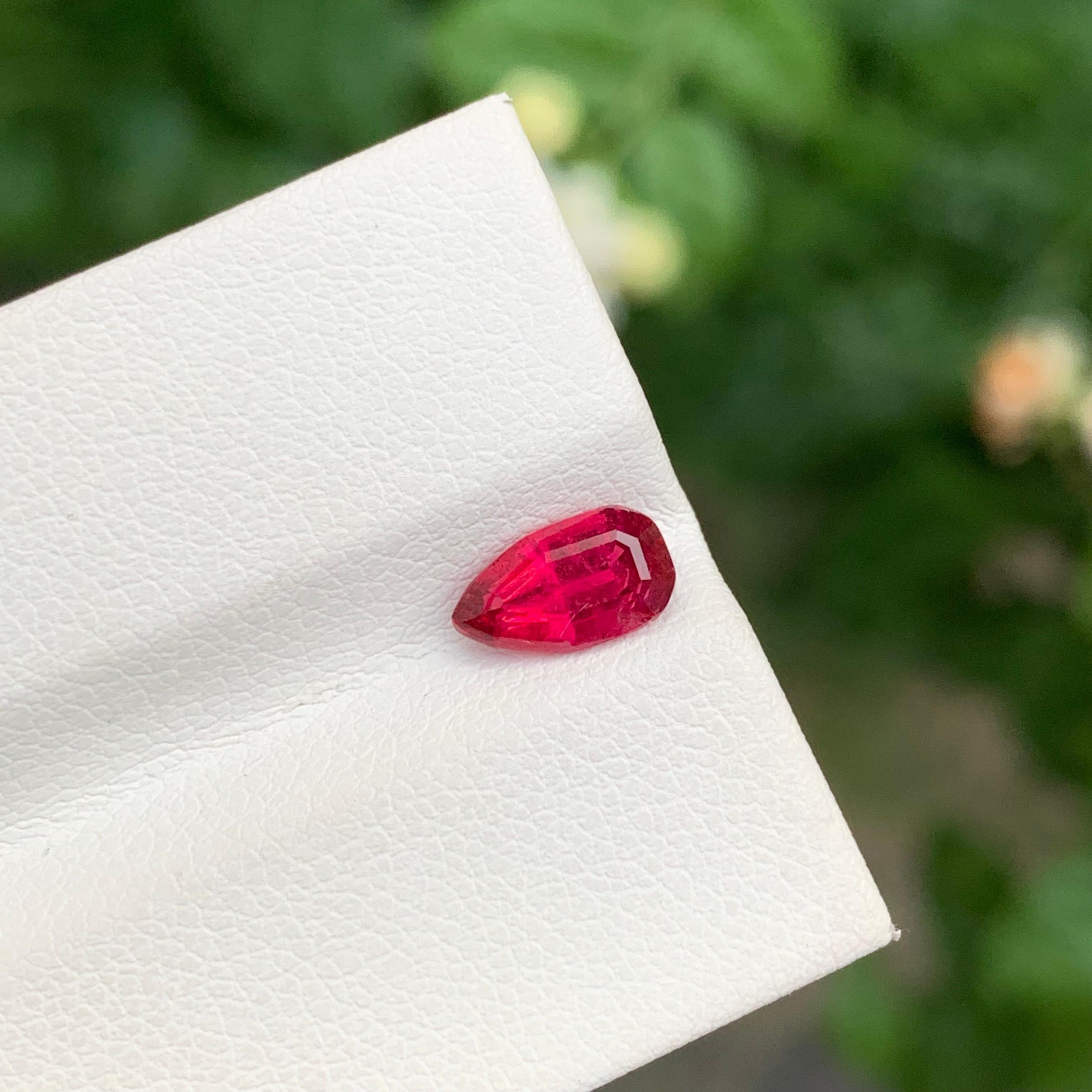 Taglio a goccia 0,90 Carati Adorabile gemma sciolta di tormalina rubellite a forma di pera in vendita