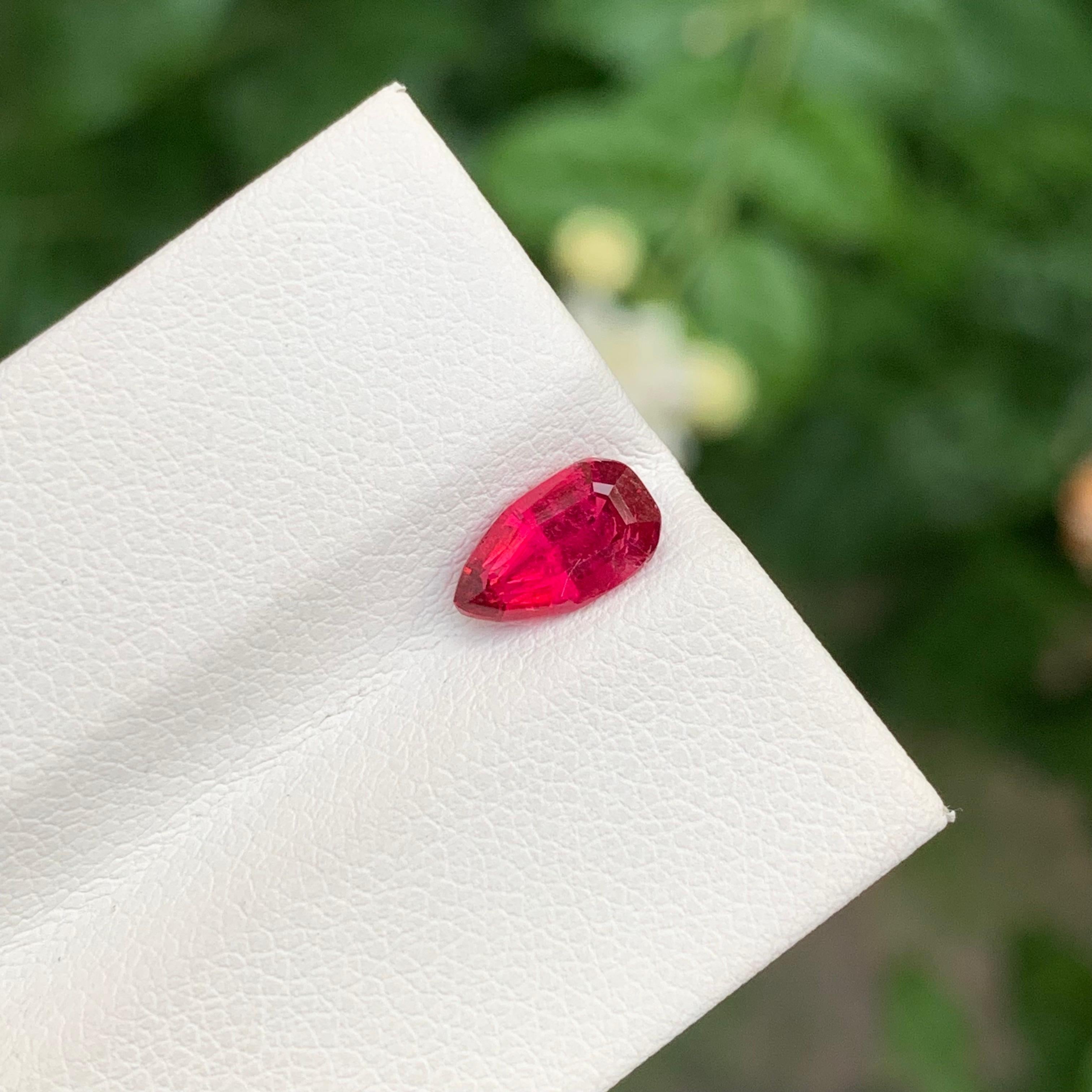 0,90 Carati Adorabile gemma sciolta di tormalina rubellite a forma di pera In condizioni Nuovo in vendita a Peshawar, PK