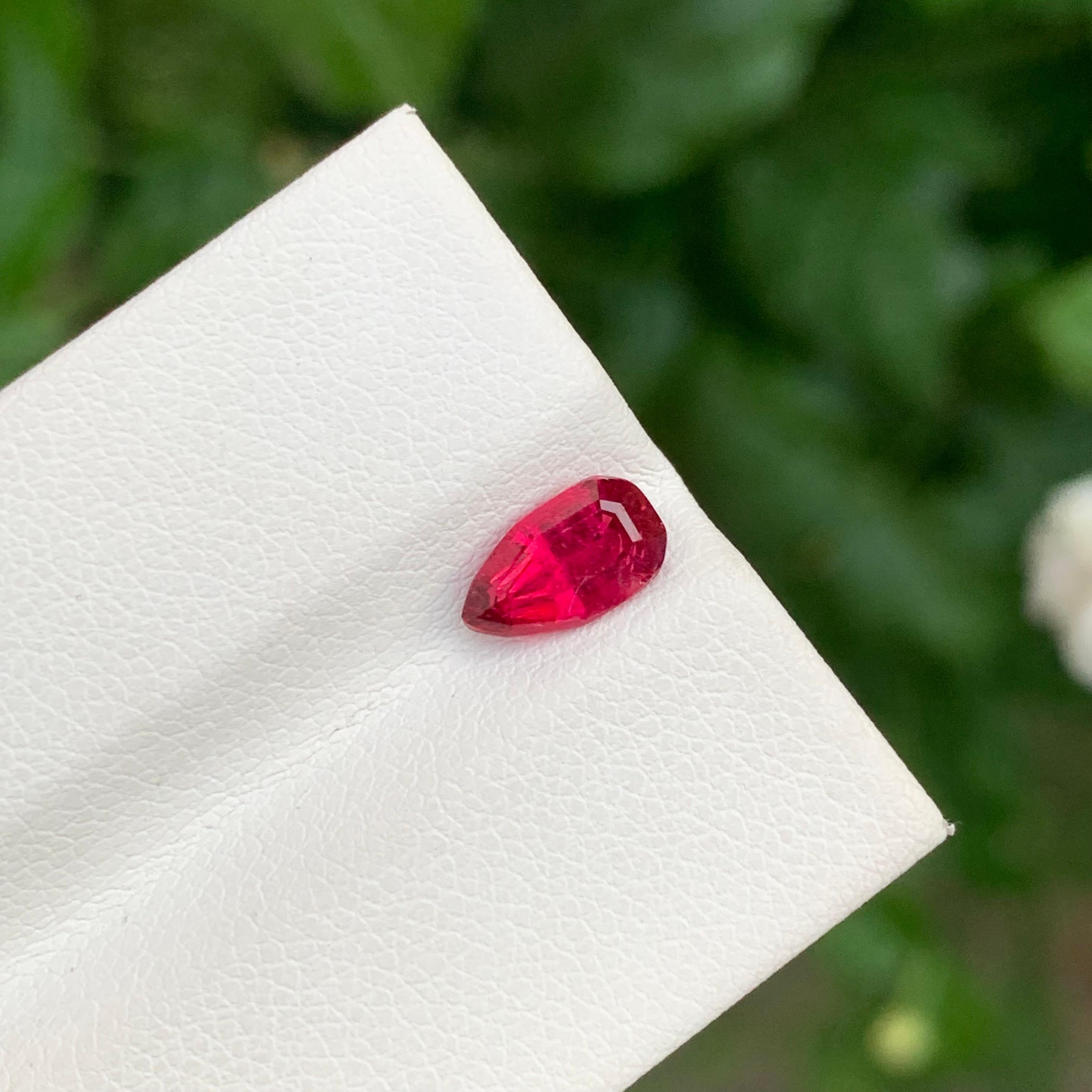 0,90 Carati Adorabile gemma sciolta di tormalina rubellite a forma di pera in vendita 1