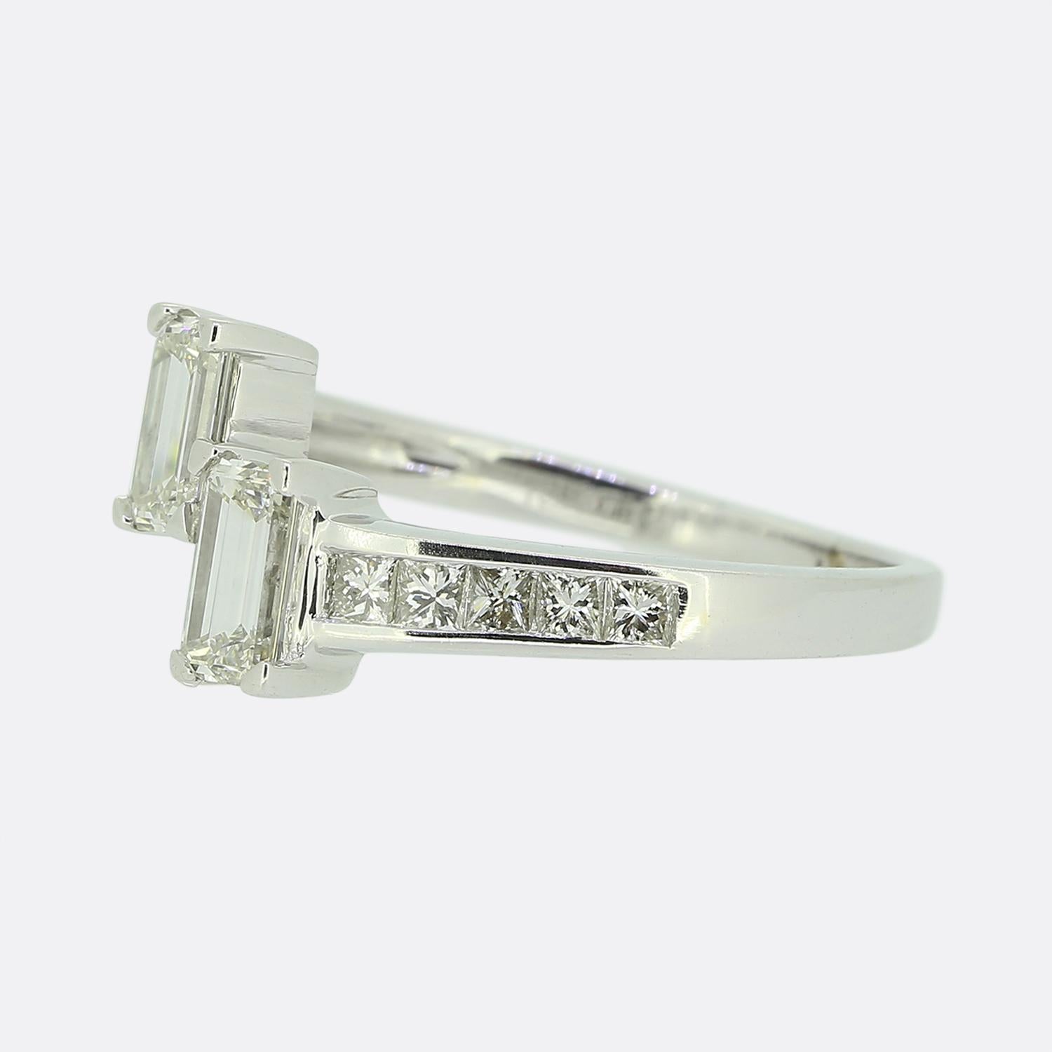 Whiting présente une ravissante bague croisée en or blanc 18 ct, ornée de diamants. La bague comporte deux diamants baguettes droits à l'endroit où les anneaux sont sur le point de se chevaucher. Chaque épaule de la tige accueille également 5