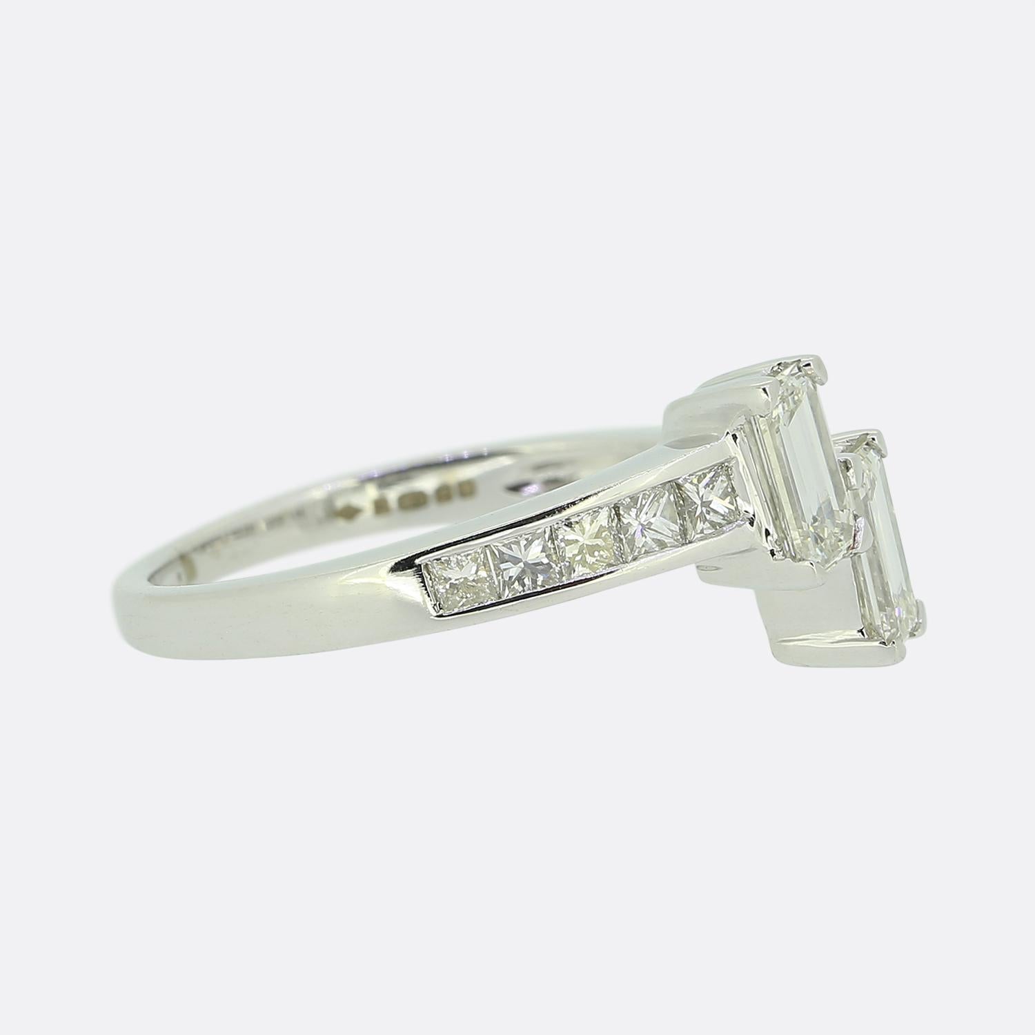 Taille baguette Bague croisée en diamant baguette et princesse de 0,90 carat en vente