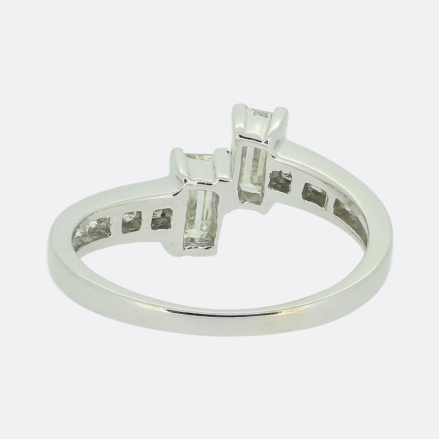 Bague croisée en diamant baguette et princesse de 0,90 carat Bon état - En vente à London, GB