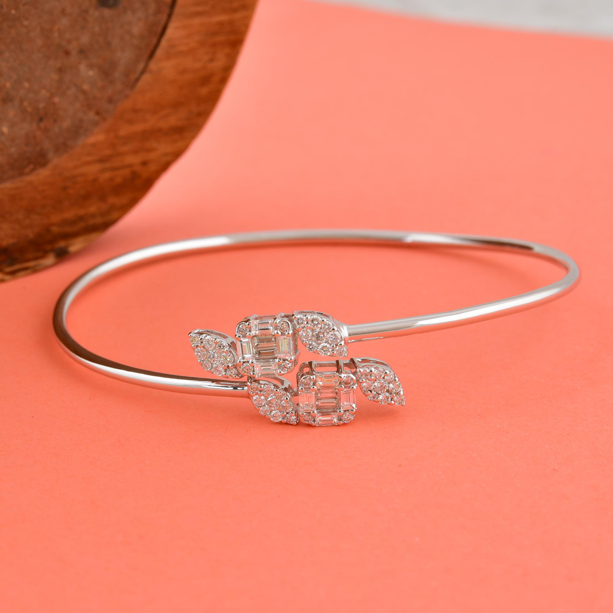 Bracelet jonc en or blanc 14 carats avec diamants ronds baguettes de 0,90 carat Pour femmes en vente