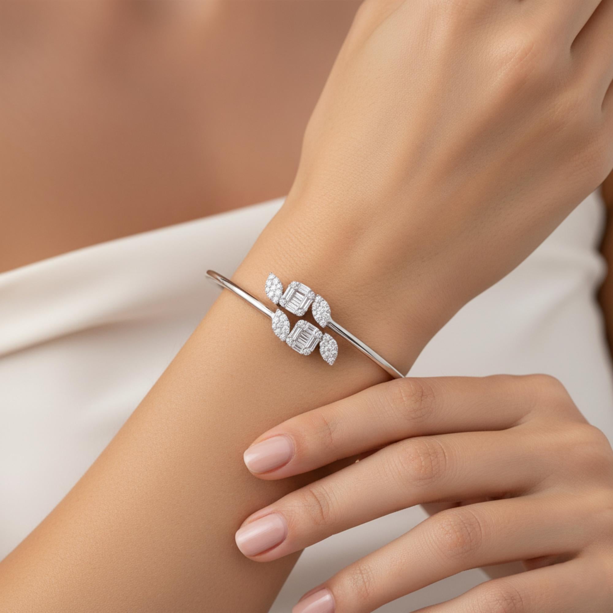 Realizzati in oro a 18 carati, questi squisiti braccialetti sono impreziositi da 0,90 carati di diamanti scintillanti.

Segui la vetrina di Spectrum Jewels per vedere le ultime collezioni e i pezzi esclusivi. Spectrum Jewels è orgoglioso di essere