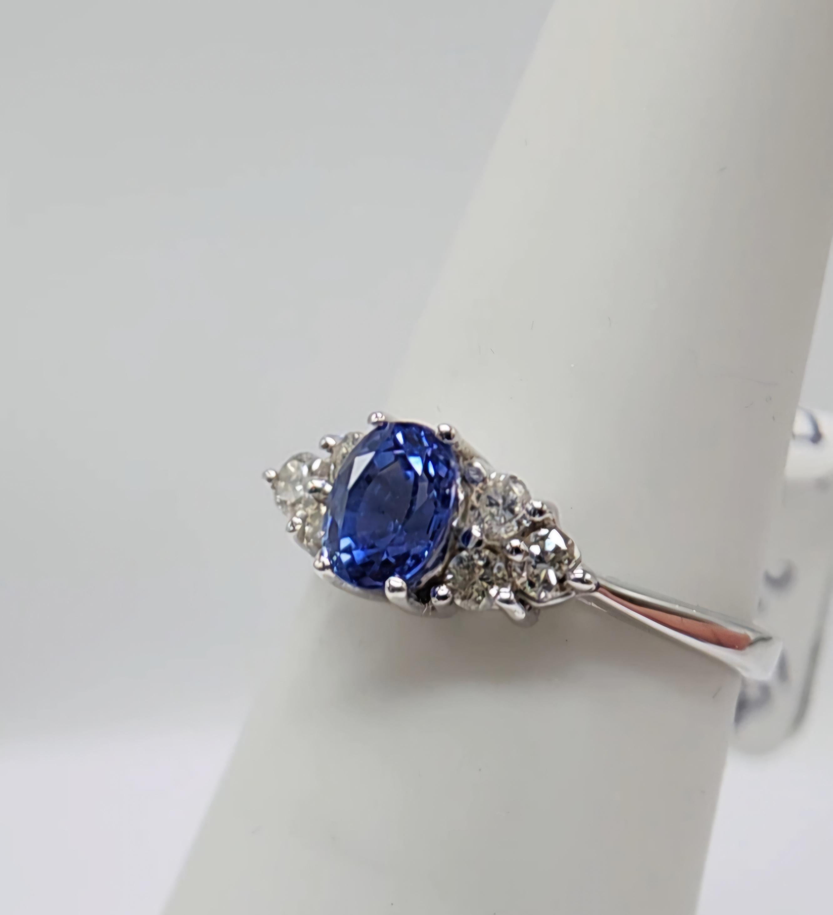 0.90  Carat Blue Sapphire  Ring 14 Karat White Gold with Diamonds. For Sale 2