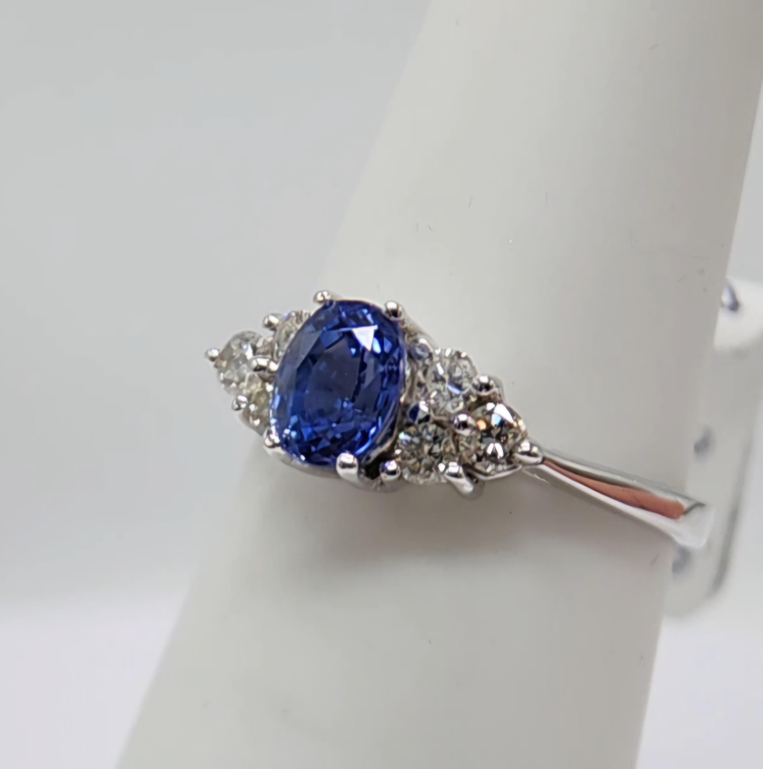 0.90  Carat Blue Sapphire  Ring 14 Karat White Gold with Diamonds. For Sale 3