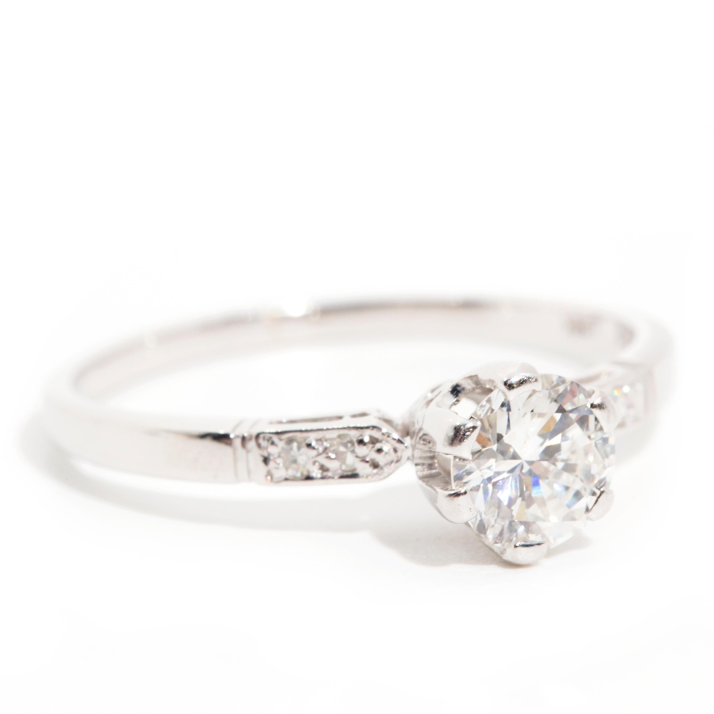 Modern 0.90 Carat Brilliant Diamond Vintage Engagement Ring in 18 Carat White Gold For Sale