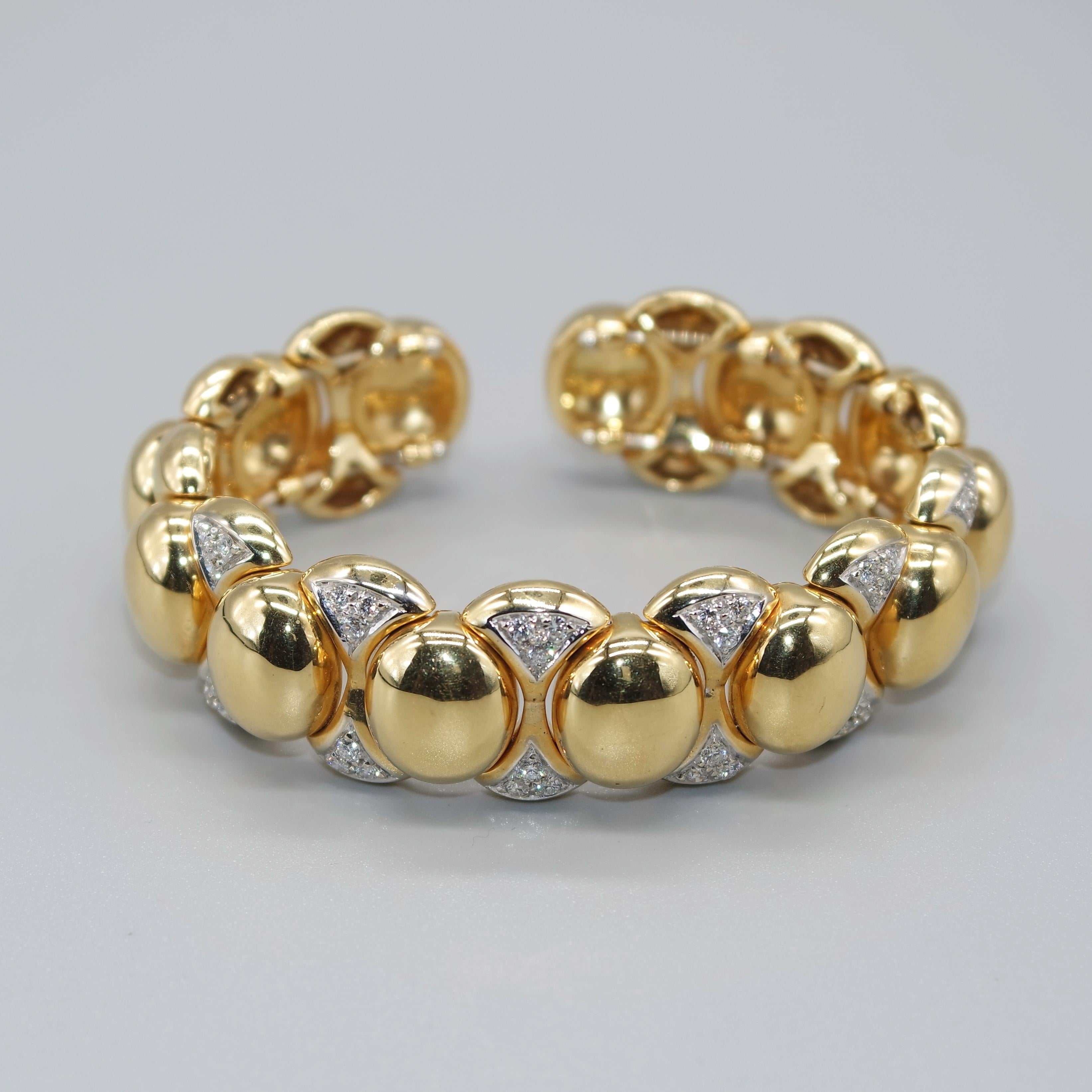 18 Karat yellow and white gold cuff bracelet magnifically ellaborated and made in the pure Italian craftsmanship tradition.
Easy to put on and off thanks to an additional  light elasticity allowed by the internal structure. Its oval shape has
