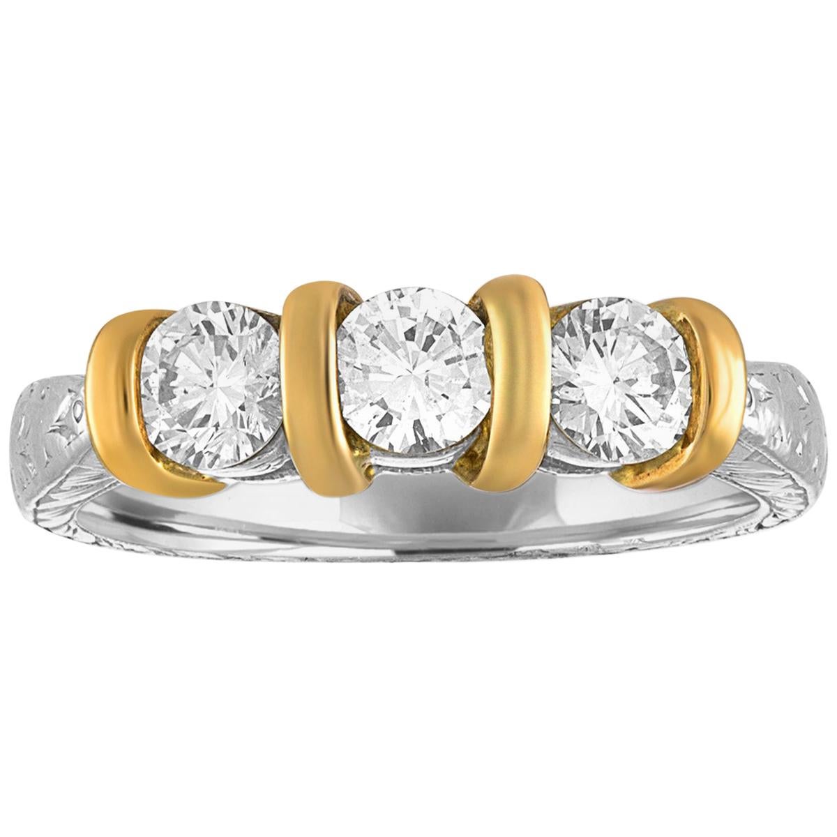 Bague en or à trois pierres avec diamants de 0,90 carat et motif filigrane sculpté en vente