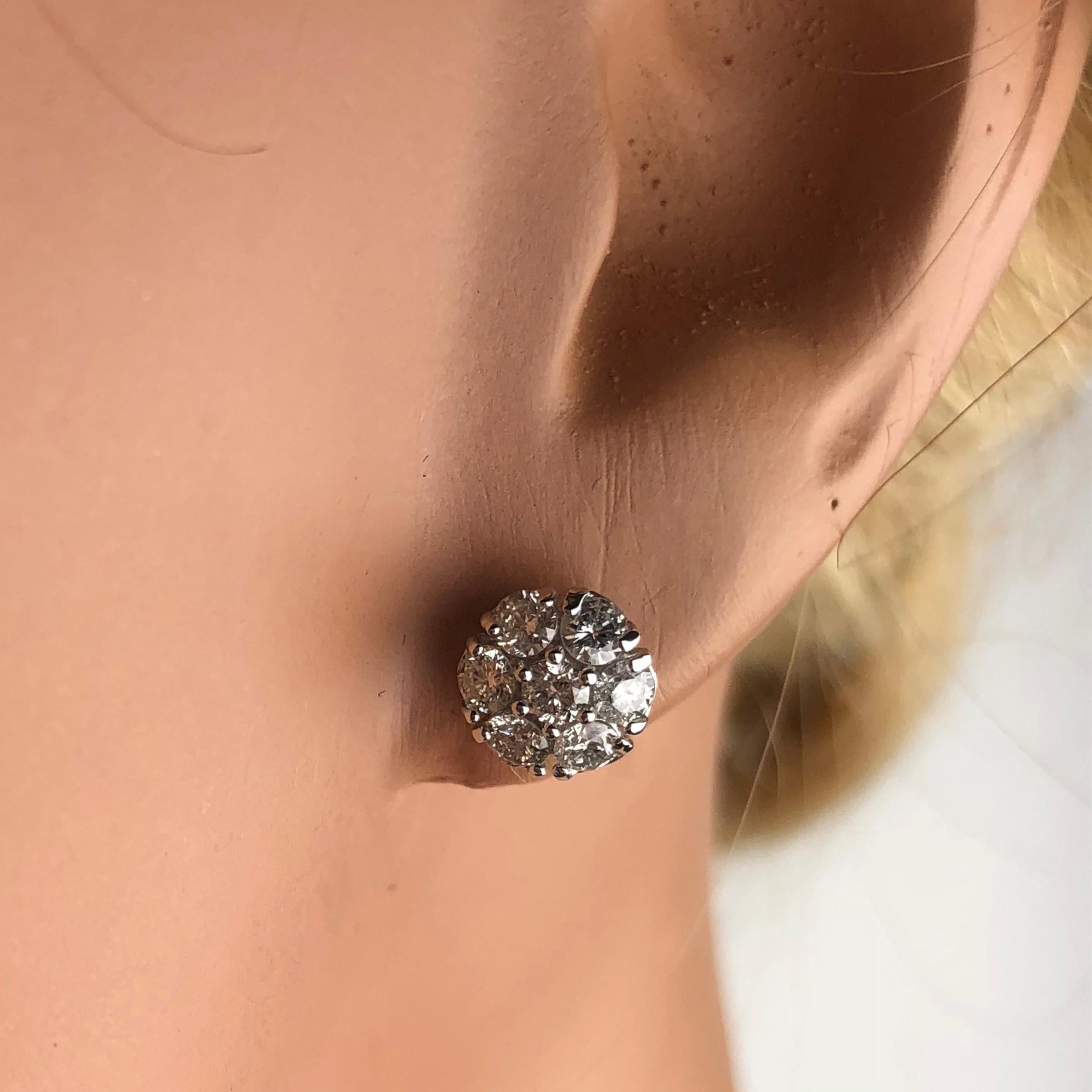 0.90 Carat Diamond Flower Earring in 14 Karat White Gold In New Condition In New York, NY