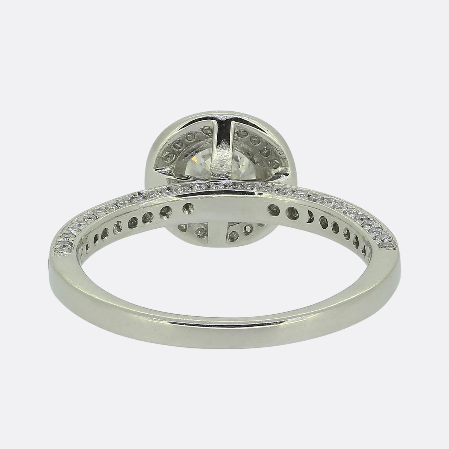 Anillo de compromiso con halo de diamantes de 0.90 quilates en Excelente estado para la venta en London, GB