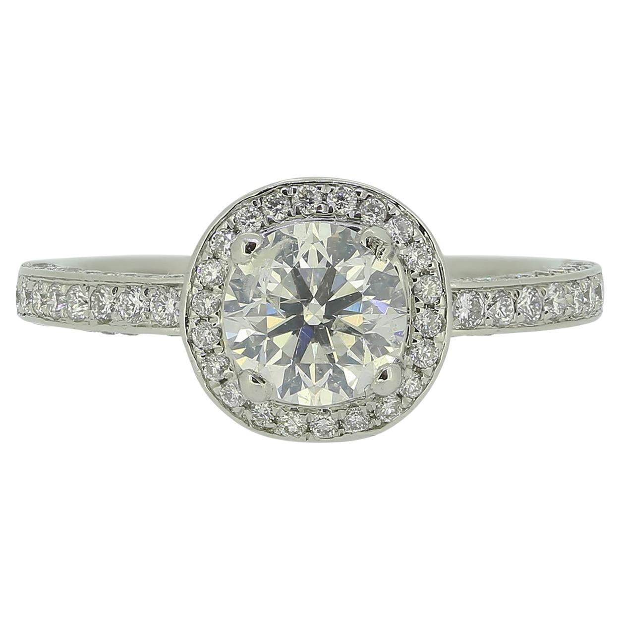 Anillo de compromiso con halo de diamantes de 0.90 quilates