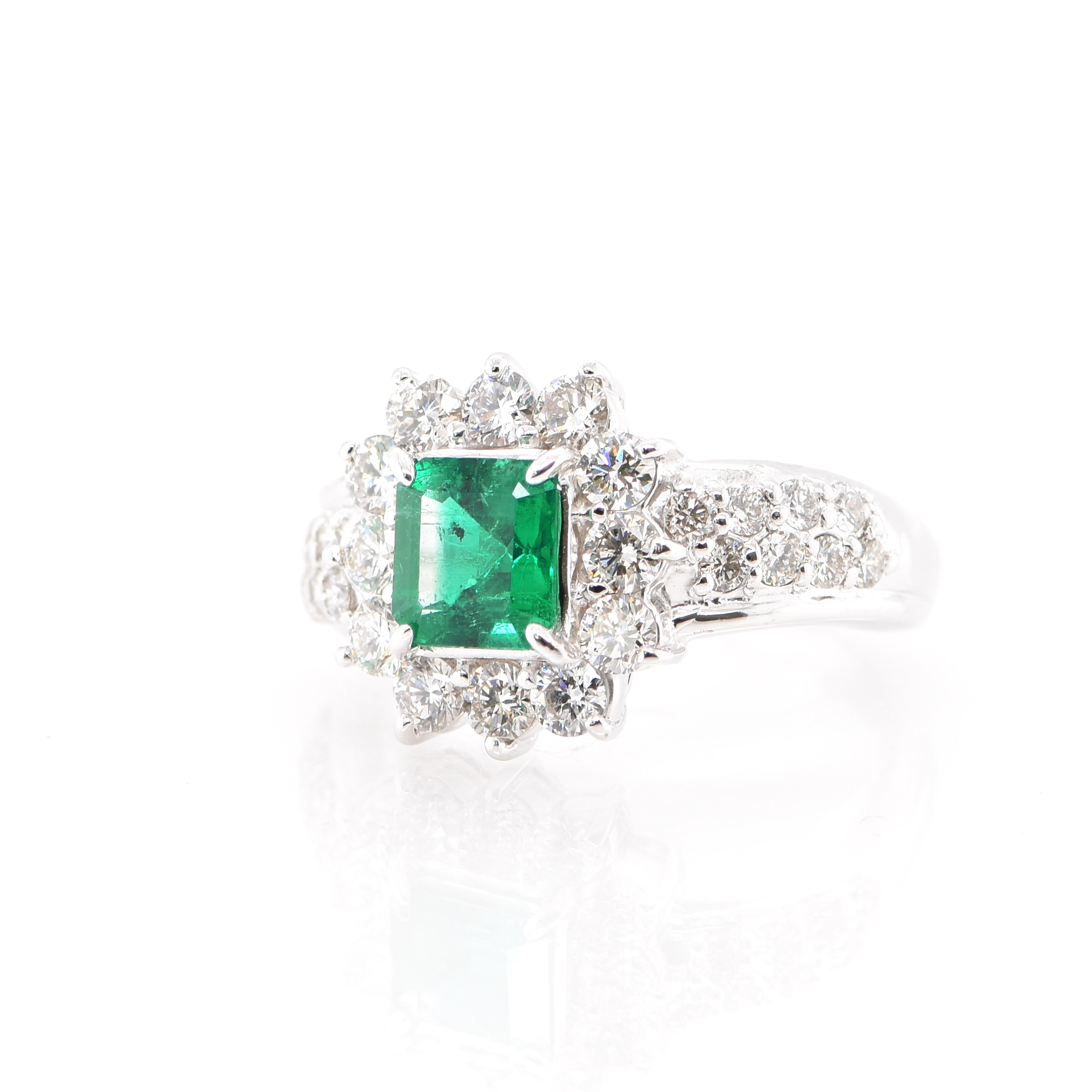 Modern 0.90 Carat Natural Vivid Green Emerald and Diamond Ring Set in Platinum For Sale