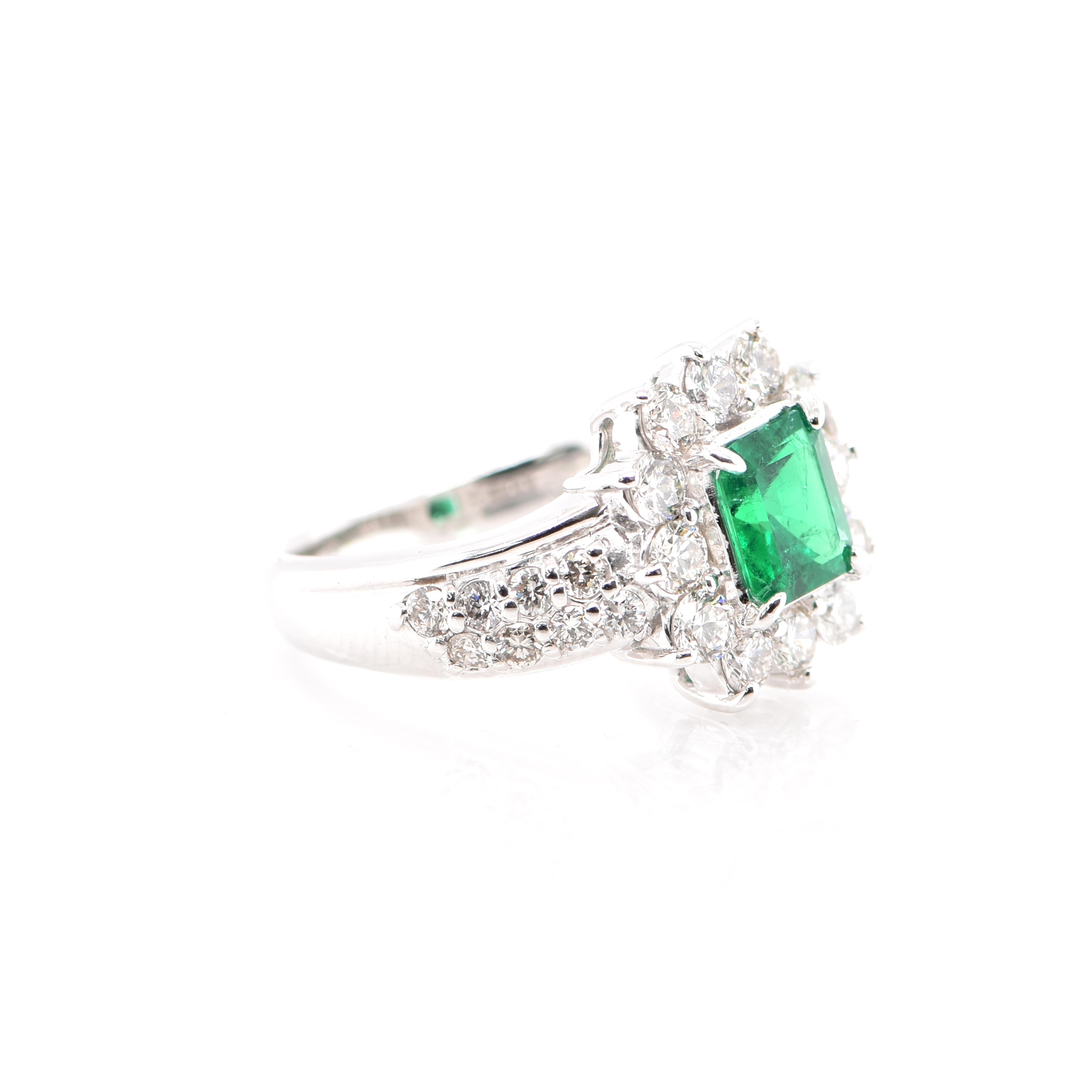 Taille émeraude Bague en platine sertie d'émeraudes naturelles vert vif de 0.90 carat et de diamants en vente