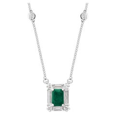 Collier pendentif en or blanc 14 carats avec diamants et émeraudes taille émeraude de 0,90 carat