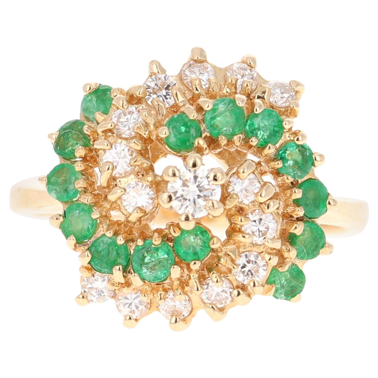 Bague cocktail en or jaune 14 carats avec grappe de diamants et émeraudes de 0,90 carat