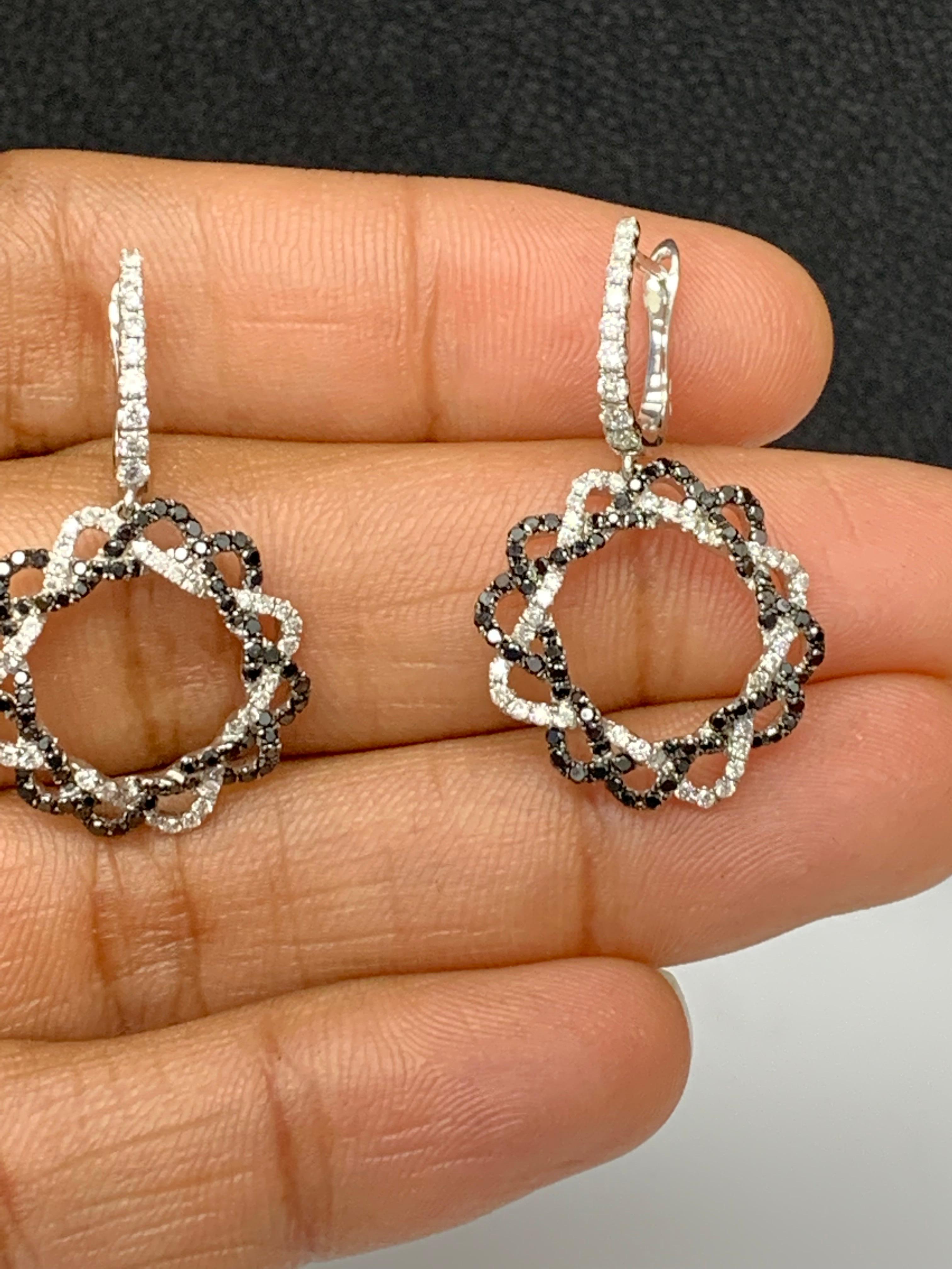 Moderne Boucles d'oreilles pendantes en or blanc 18 carats, diamant noir de 0,90 carat en vente