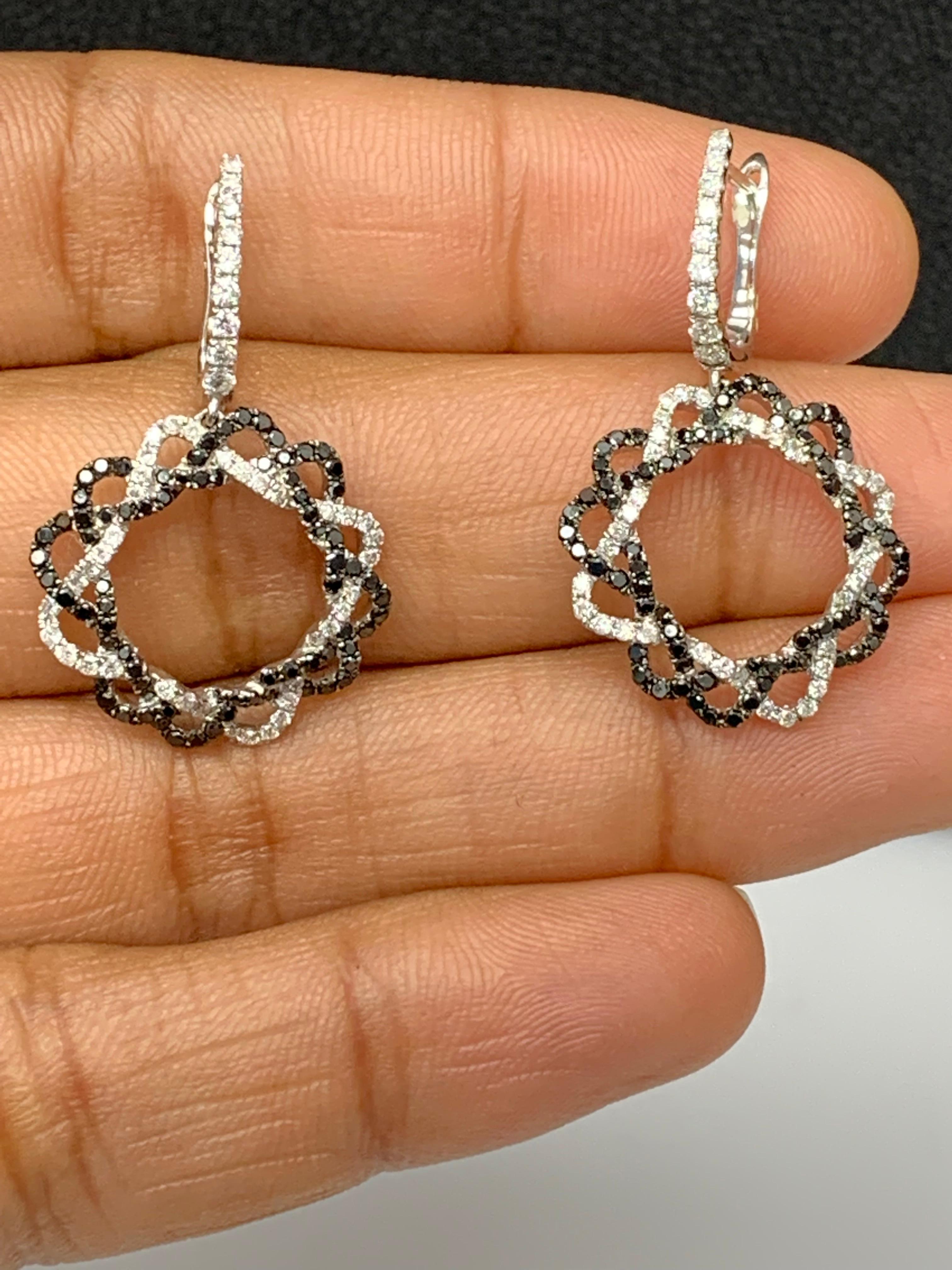 Taille brillant Boucles d'oreilles pendantes en or blanc 18 carats, diamant noir de 0,90 carat en vente