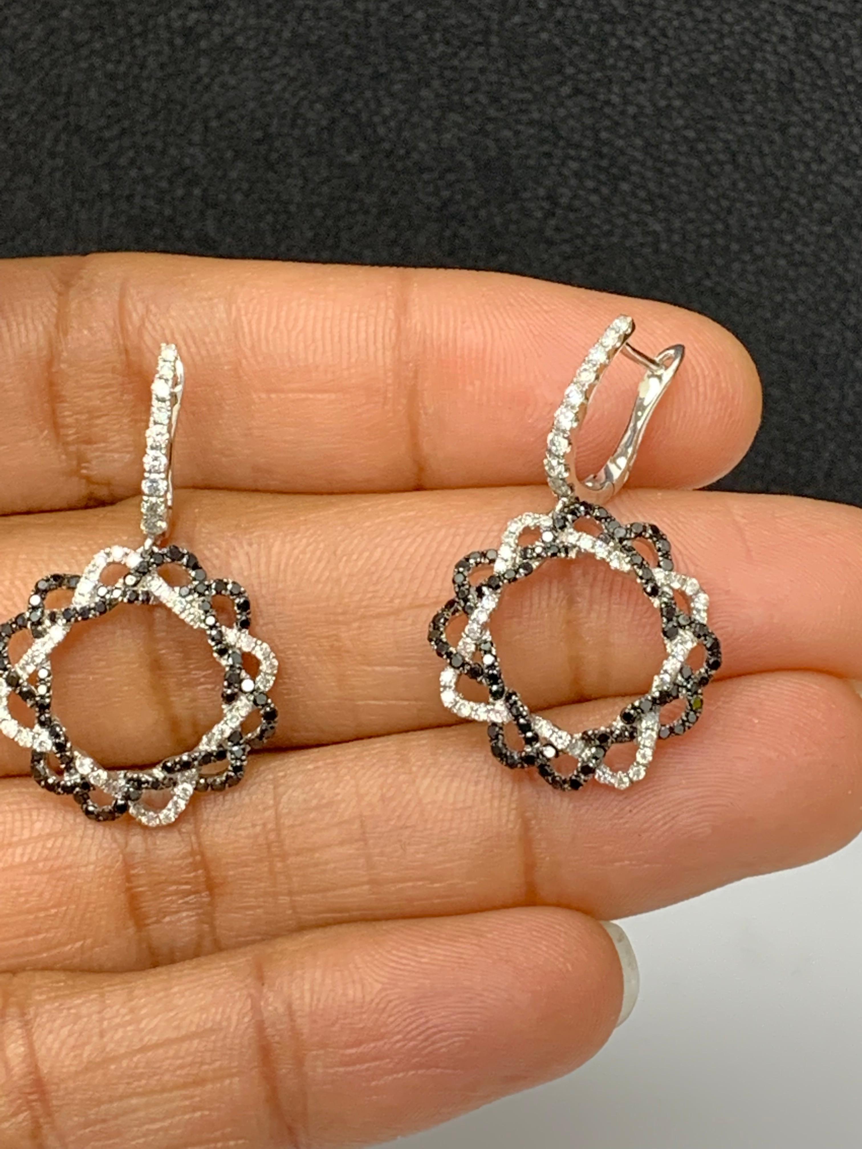 Boucles d'oreilles pendantes en or blanc 18 carats, diamant noir de 0,90 carat Neuf - En vente à NEW YORK, NY