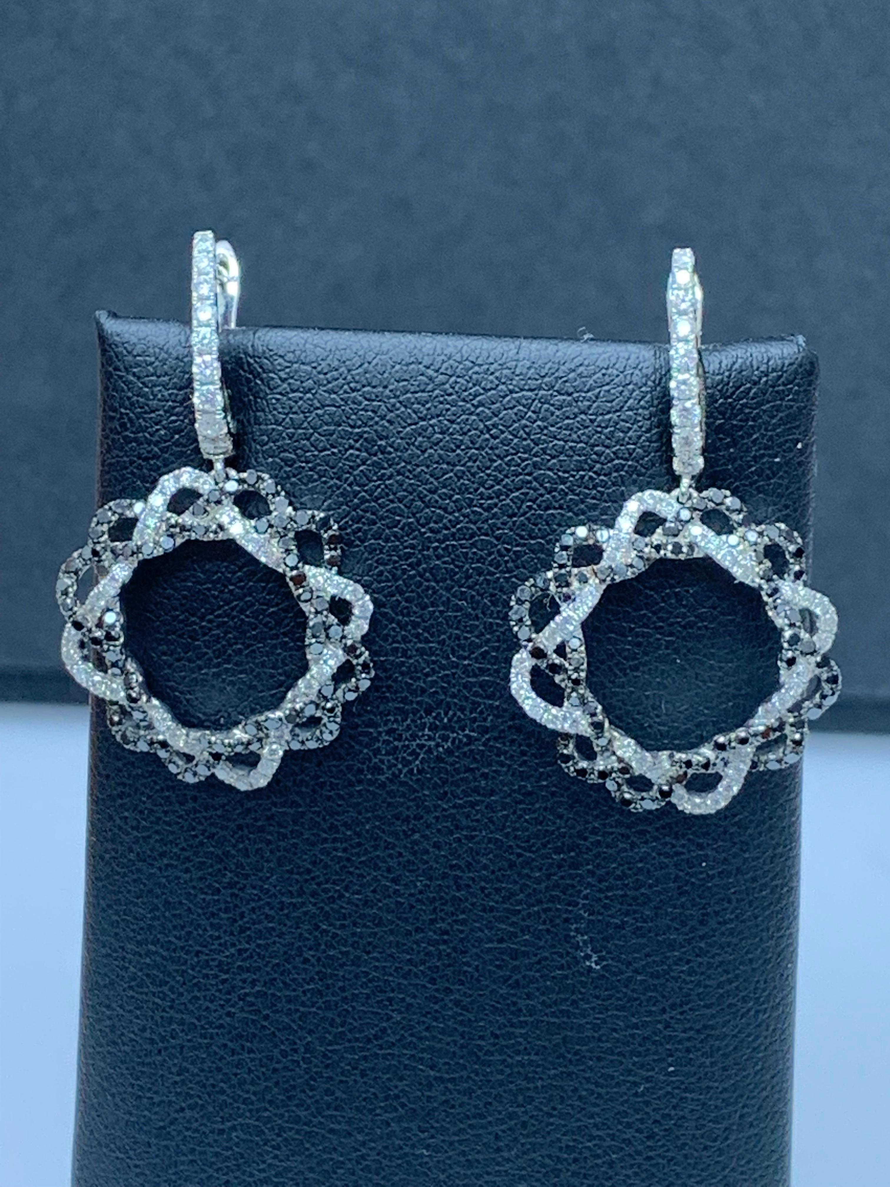 Boucles d'oreilles pendantes en or blanc 18 carats, diamant noir de 0,90 carat en vente 1