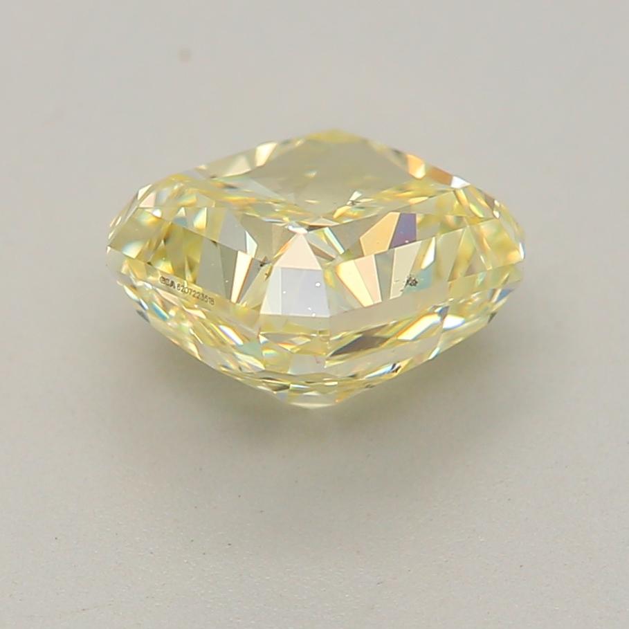 0,90 Karat Fancy Hellgelber Diamant im Strahlenschliff SI2 Reinheit GIA zertifiziert im Zustand „Neu“ im Angebot in Kowloon, HK