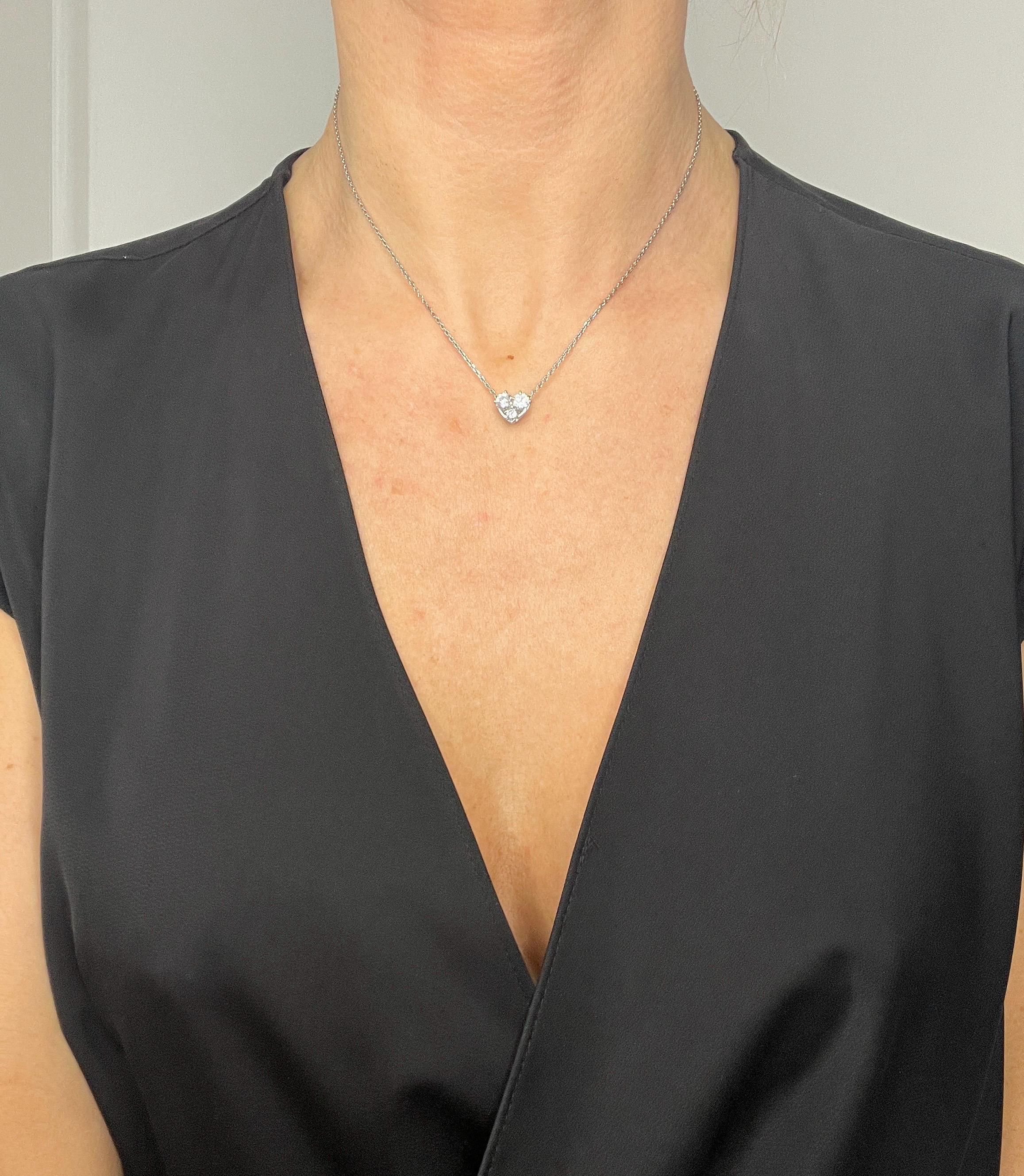 Collana con ciondolo a forma di cuore con diamante francese da 0,90 carati e catena a catena in oro bianco 18 ct. in vendita 1