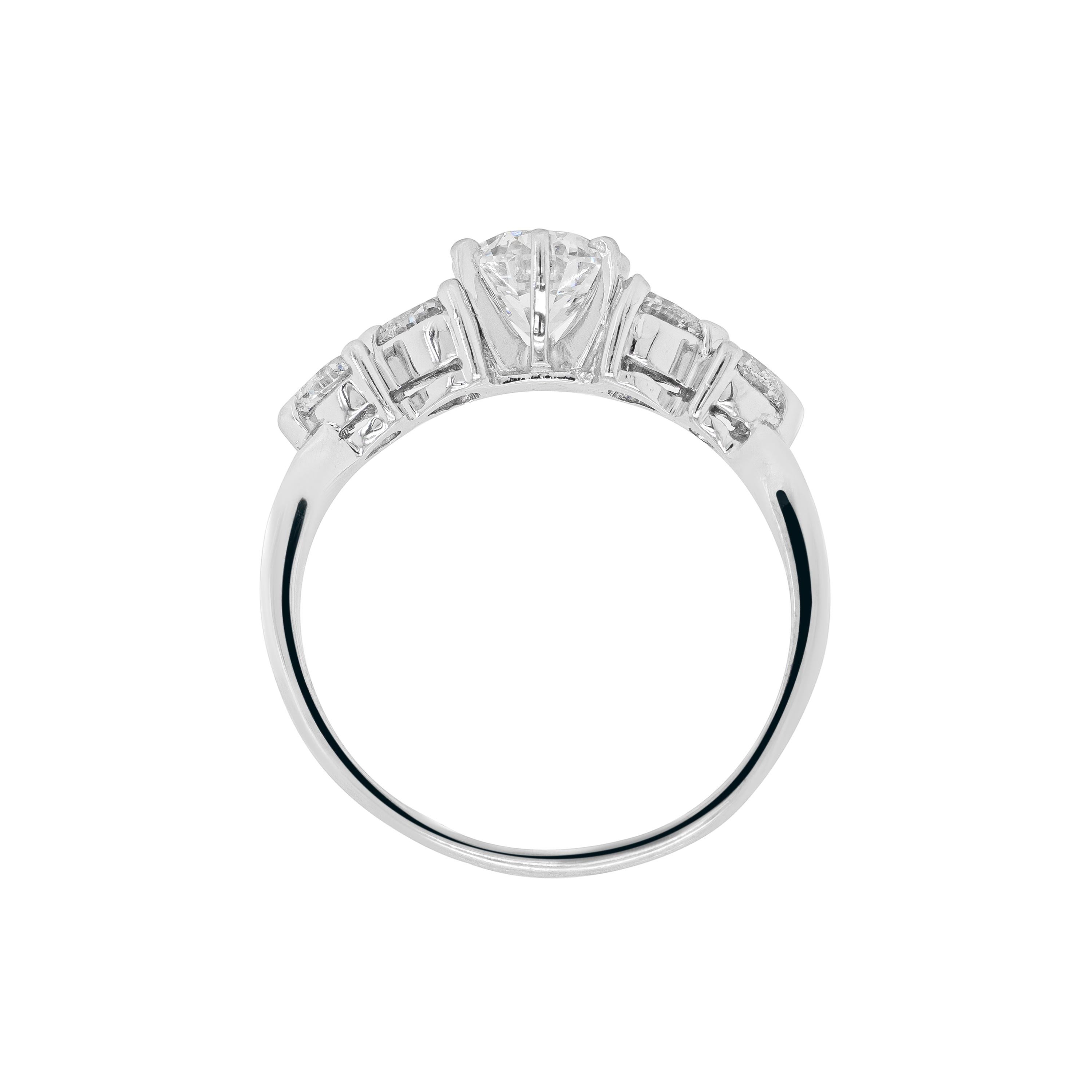 Dieser wunderschöne Verlobungsring hat ein wunderschönes Design mit einem 0,90ct runden Diamanten mit Brillantschliff, zertifiziert in der Farbe H und in der Reinheit VS1, der in der Mitte in einer Fassung mit sechs Krallen und offener Rückseite