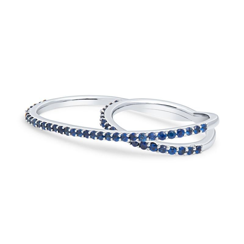 Dieser wunderschöne, maßgefertigte Ring für mehrere Finger besteht aus blauen Saphiren mit einem Gesamtgewicht von 0,90 Karat, gefasst in 18 Karat Weißgold. 

Dieser Ring ist modern, schlank und sehr vielseitig. Sie können ihn auf Zeige- und