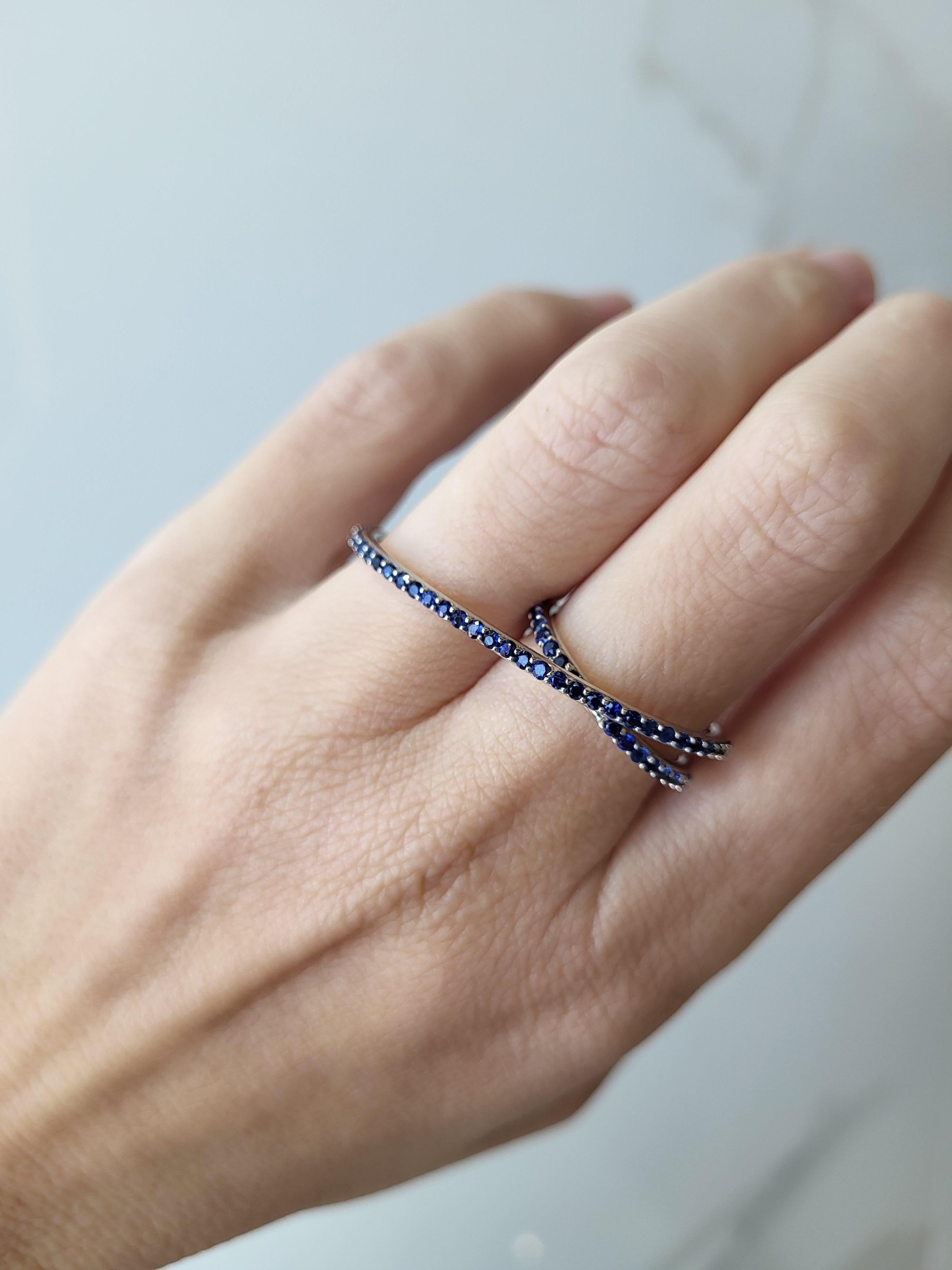 0,90 Karat Mehrfinger-Ring mit blauem Saphir für Damen oder Herren im Angebot