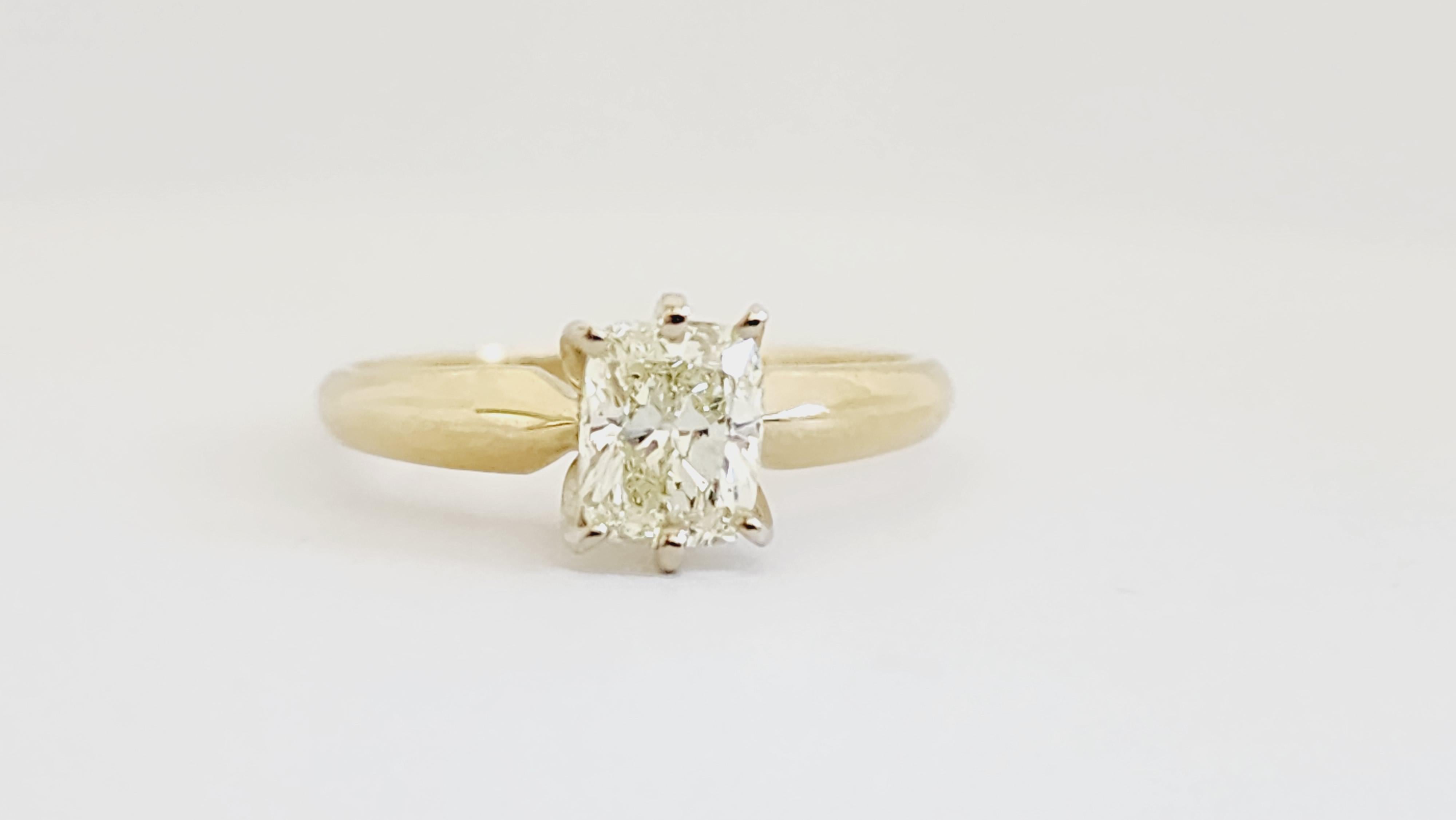 0.90 Carat Natural Cushion Diamond Ring 14 Karat Yellow Gold In New Condition For Sale In Great Neck, NY