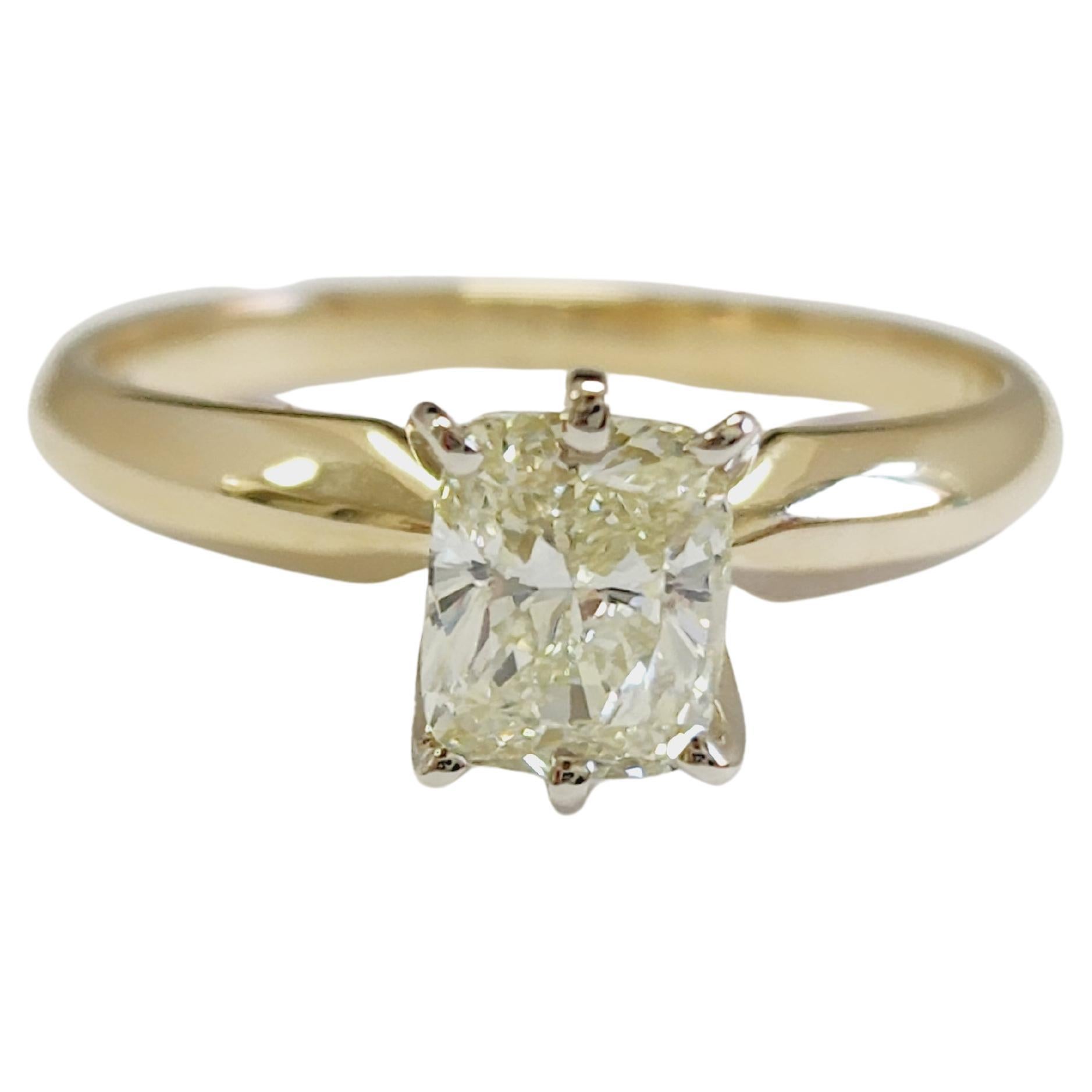 Bague en or jaune 14 carats avec diamants taille coussin naturel de 0,90 carat en vente