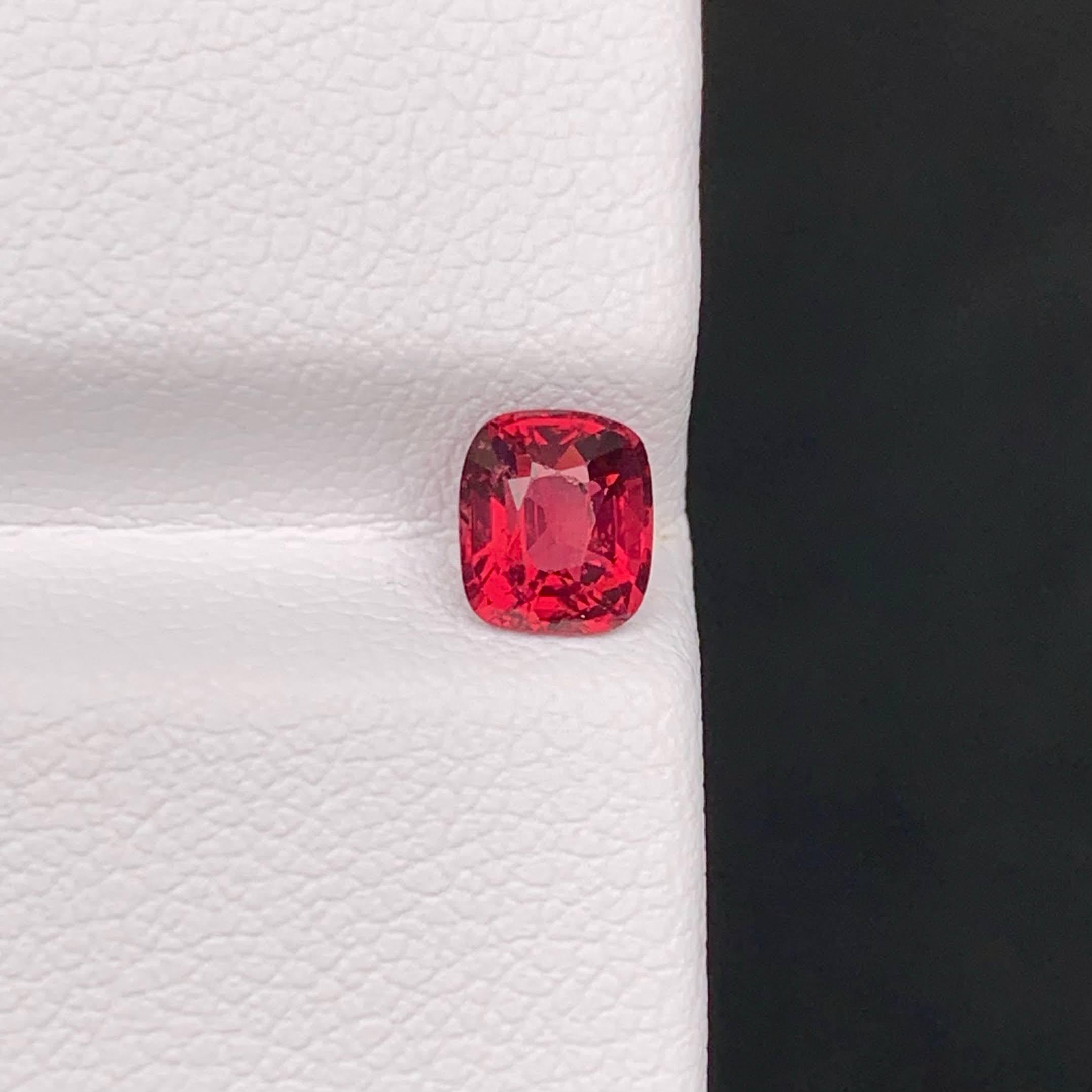 Gewicht 0,90 Karat 
Abmessungen 5,7x5,0x3,8mm
Behandlung Keine 
Herkunft Birma
Klarheit VVS 
Form Schnitt Kissen




Der 0,90 Karat schwere, lose, neonrote Spinell hat einen lebhaften Kissenschliff, der seine feurige neonrote Brillanz hervorhebt.