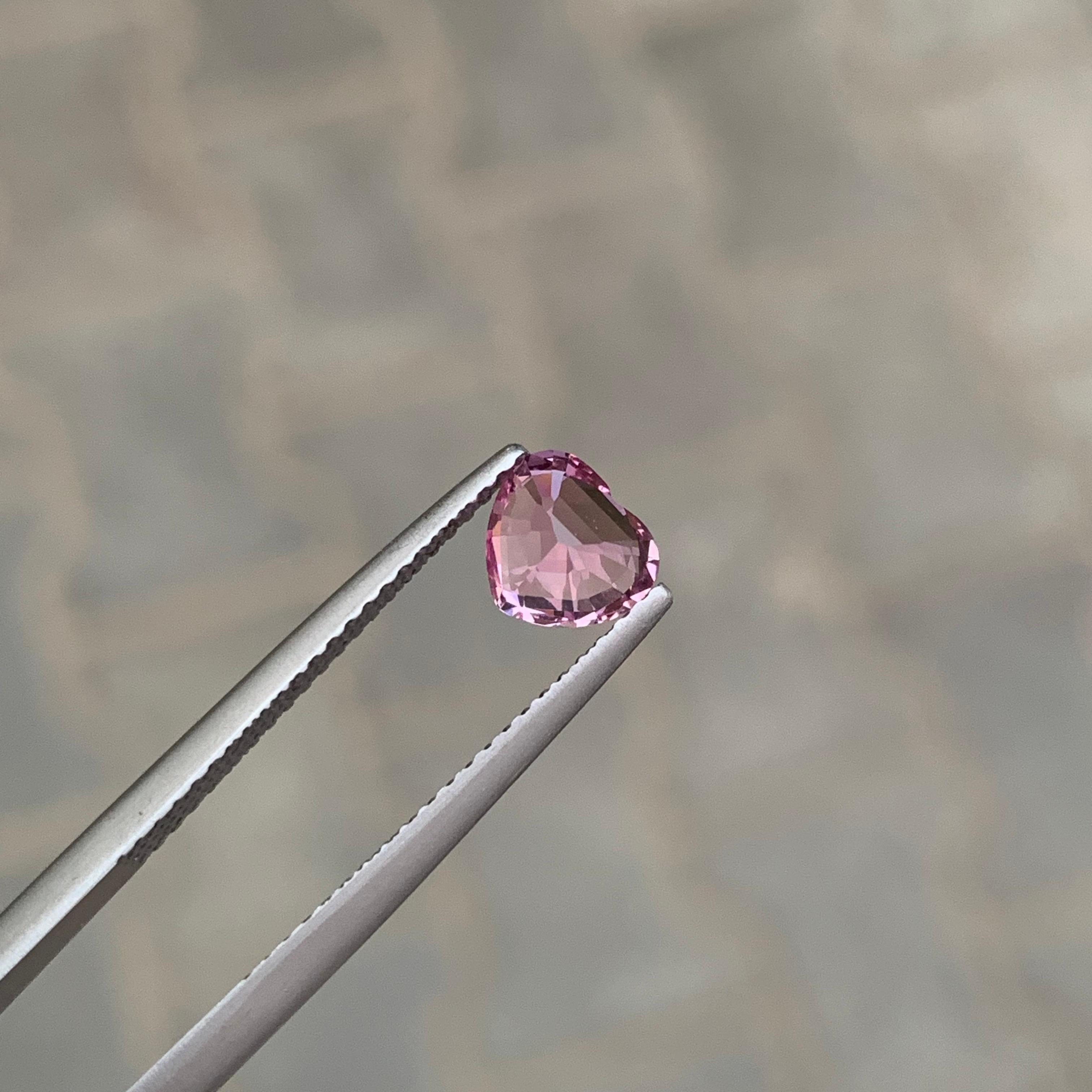 0.90 Carat Natural Loose Pink Spinel Heart Shape Gemstone (pierre précieuse en forme de coeur) en vente 4