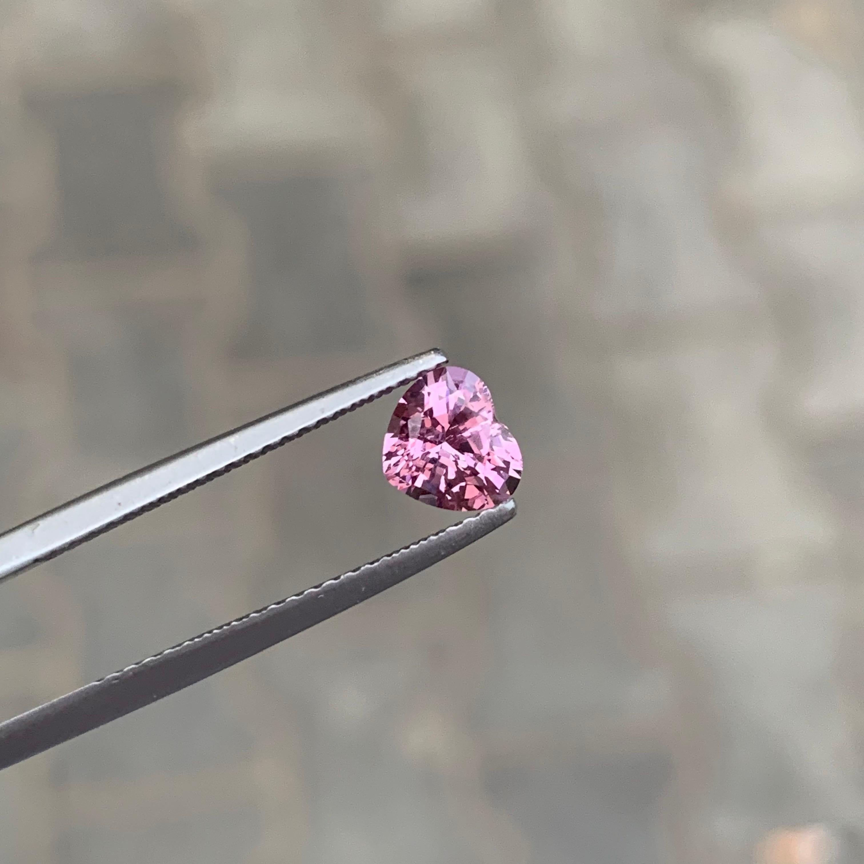 Arts and Crafts 0.90 Carat Natural Loose Pink Spinel Heart Shape Gemstone (pierre précieuse en forme de coeur) en vente