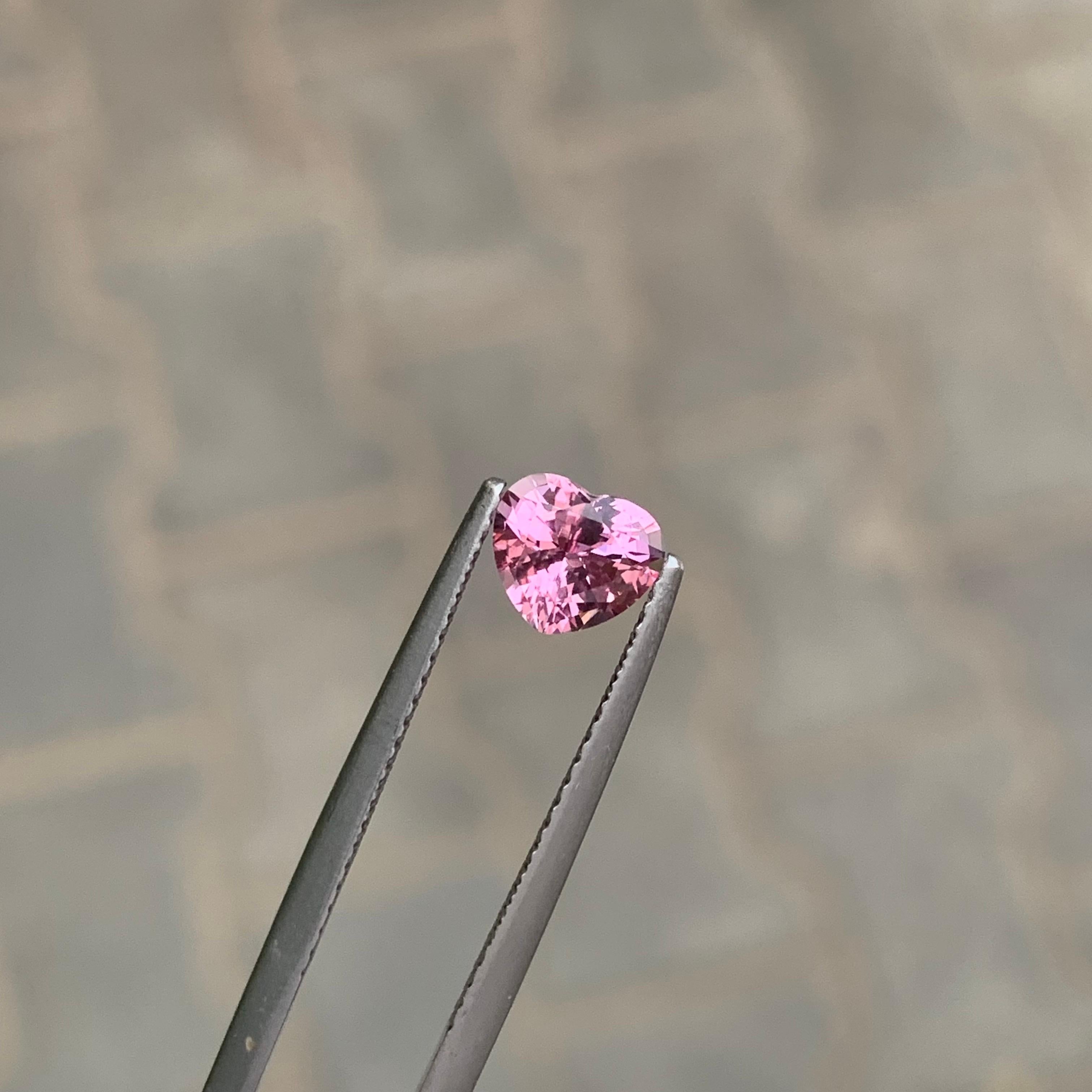 0.90 Carat Natural Loose Pink Spinel Heart Shape Gemstone (pierre précieuse en forme de coeur) en vente 1