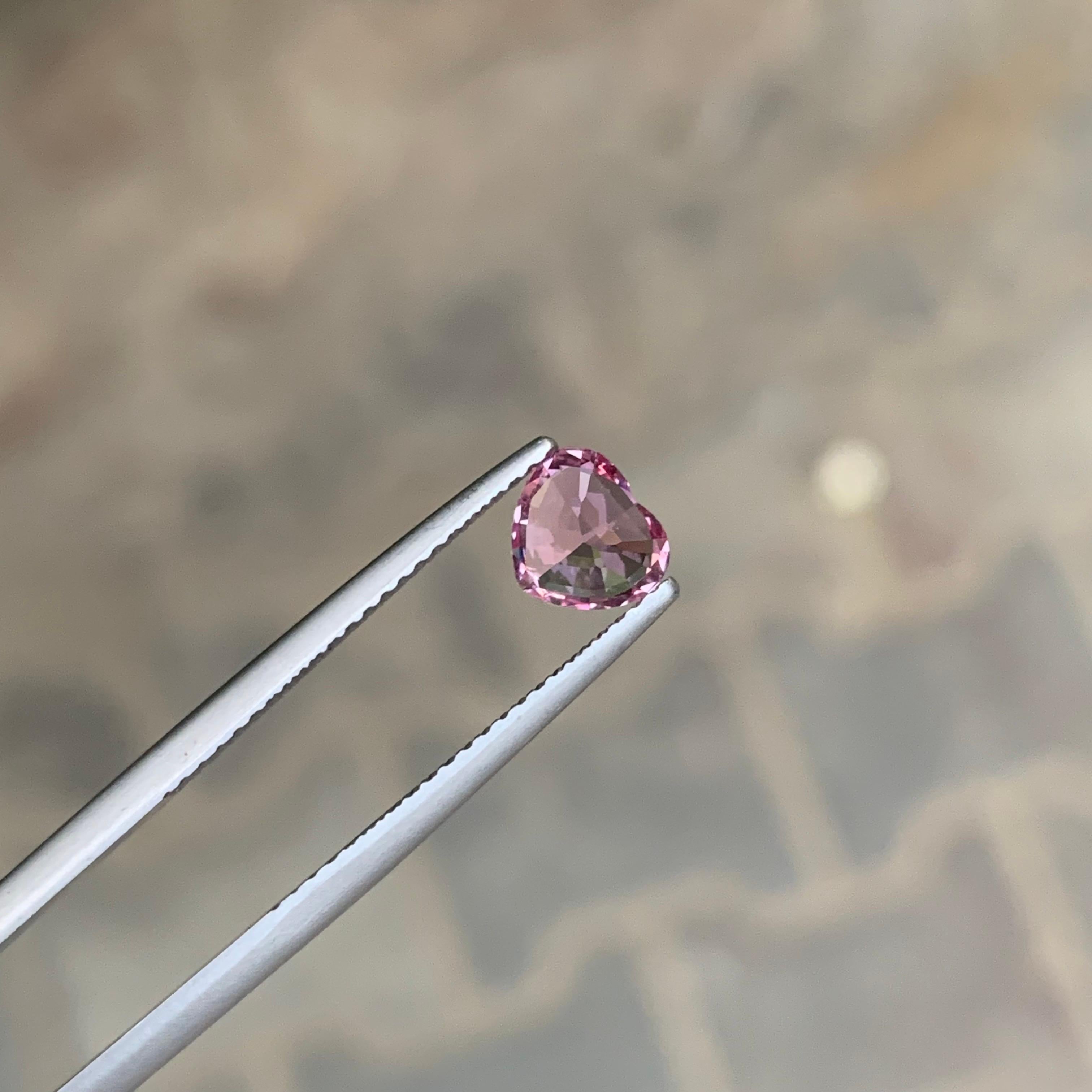 0.90 Carat Natural Loose Pink Spinel Heart Shape Gemstone (pierre précieuse en forme de coeur) en vente 2