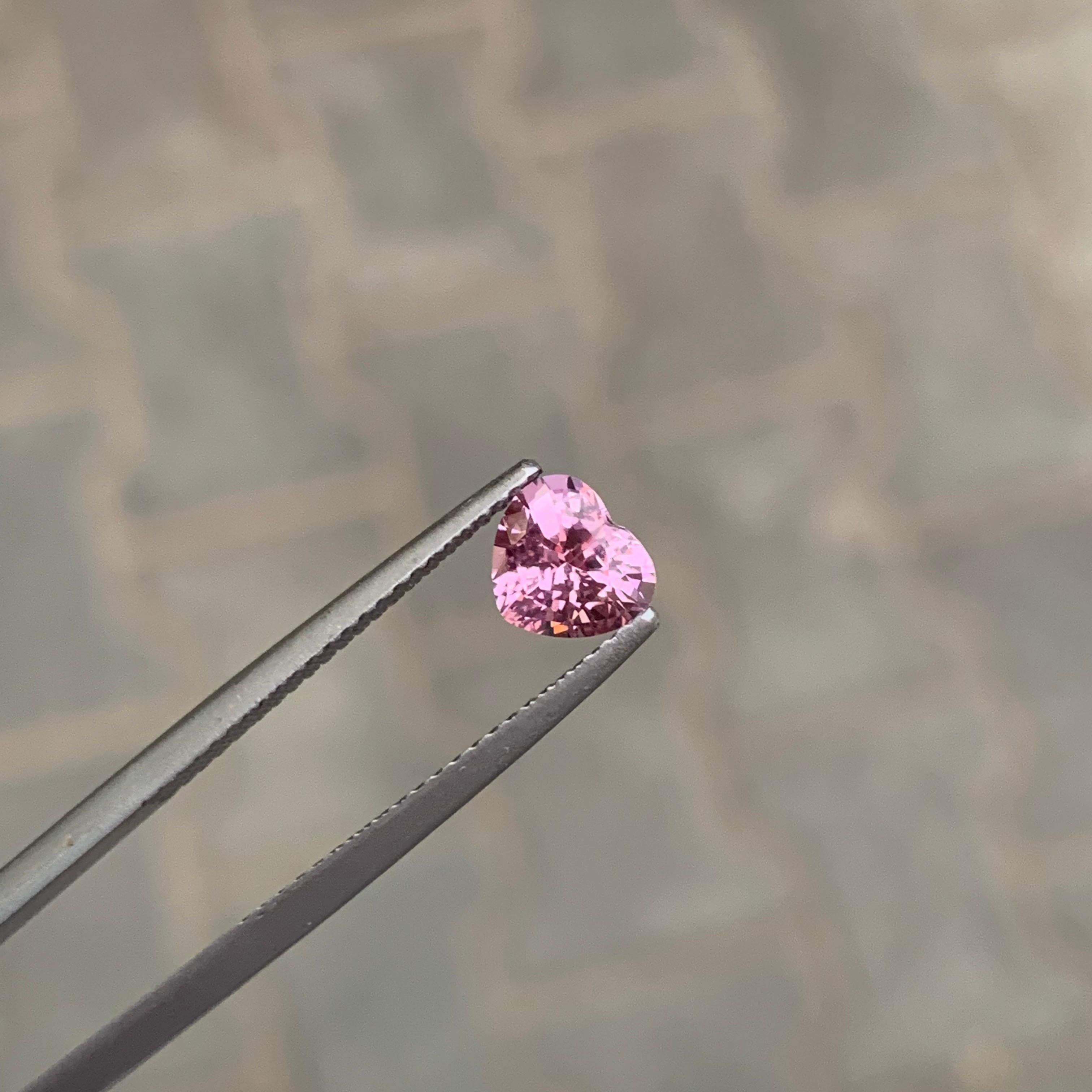 0.90 Carat Natural Loose Pink Spinel Heart Shape Gemstone (pierre précieuse en forme de coeur) en vente 3