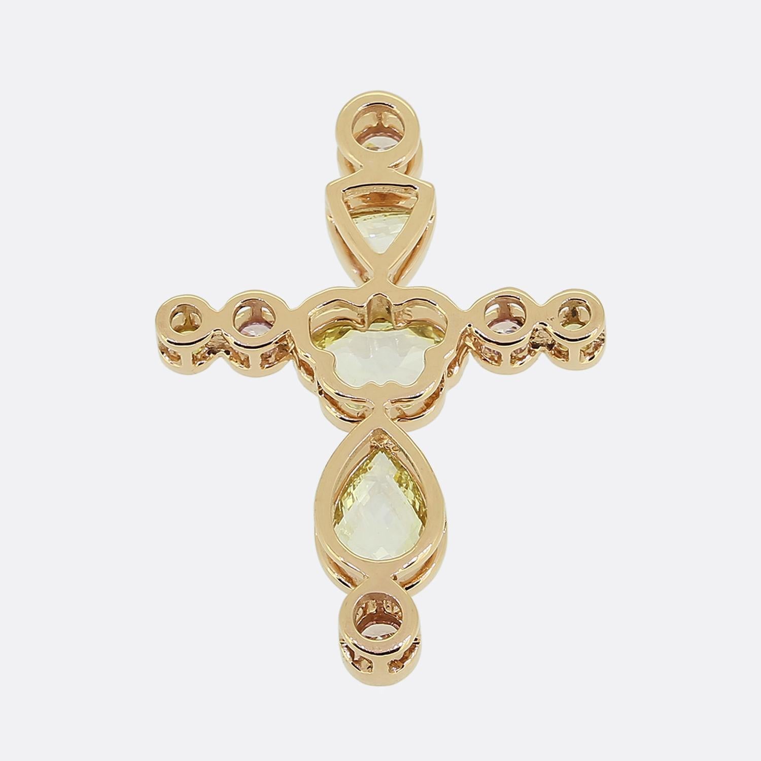 Nous avons ici un pendentif en forme de croix qui est remarquable. Fabriquée en or rose 18ct, la monture accueille un ravissant éventail de diamants de couleur naturelle. Au centre, une pierre à facettes unique arbore une teinte jaune vif, tandis