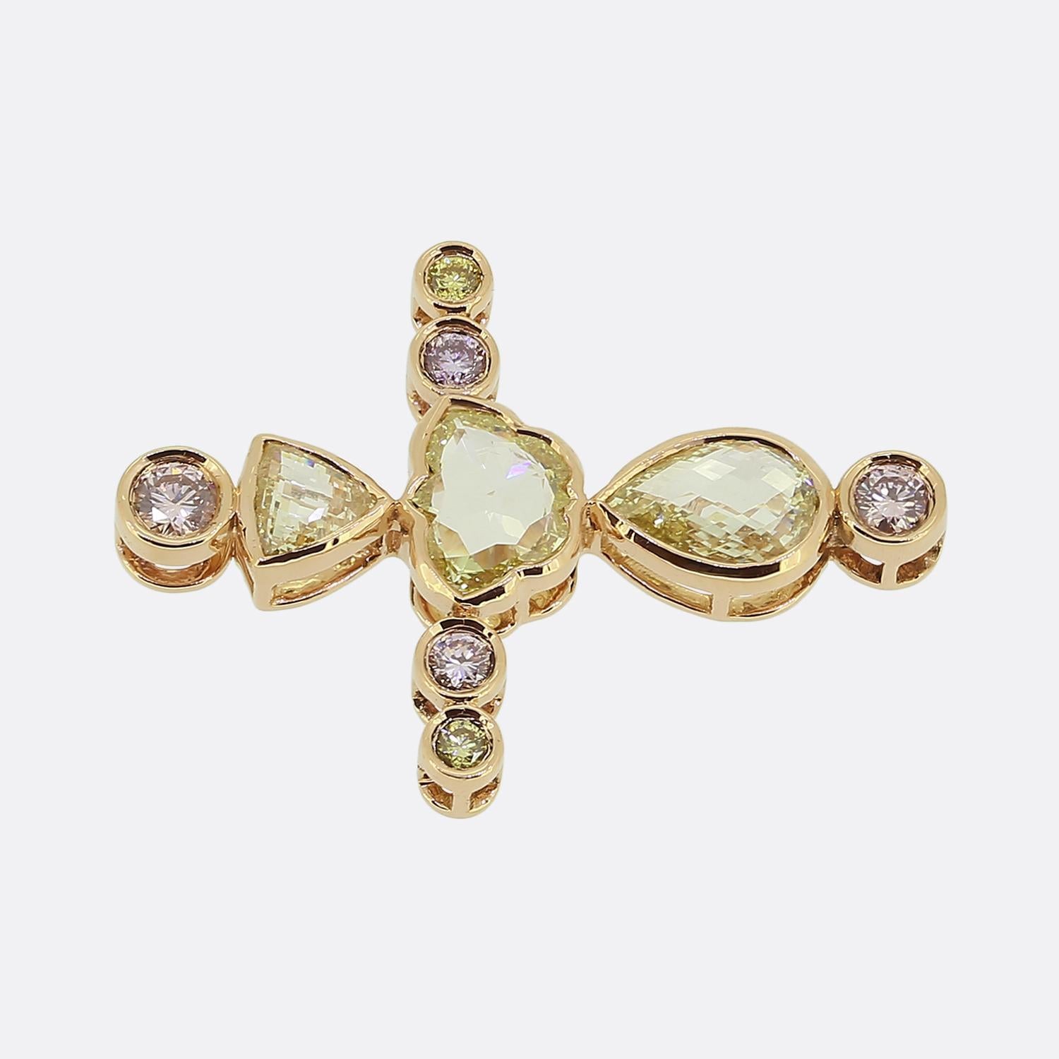 Taille ronde Pendentif croix en diamant rose et jaune naturel de 0,90 carat en vente