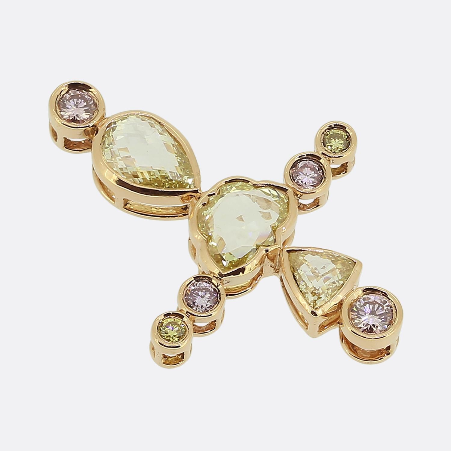 Pendentif croix en diamant rose et jaune naturel de 0,90 carat Bon état - En vente à London, GB