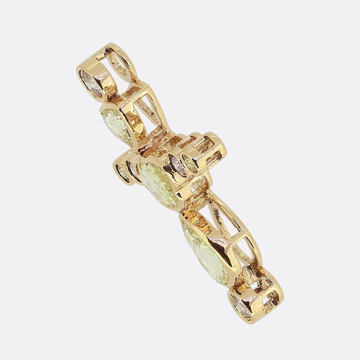 Pendentif croix en diamant rose et jaune naturel de 0,90 carat Unisexe en vente