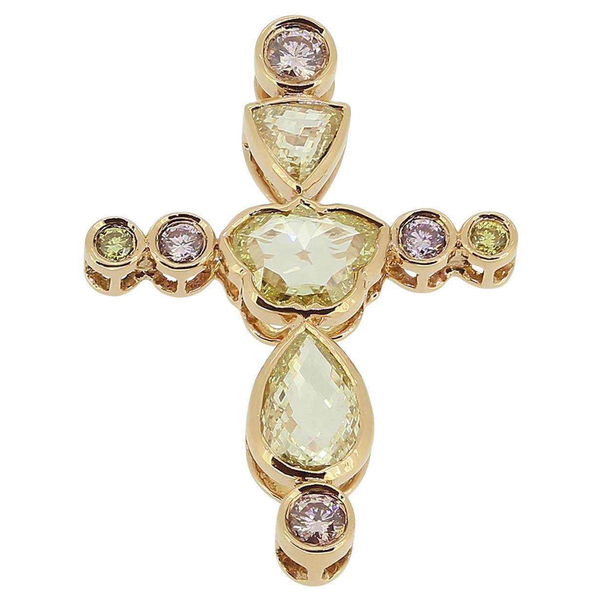 Ciondolo a croce con diamante rosa e giallo da 0,90 carati naturali in vendita