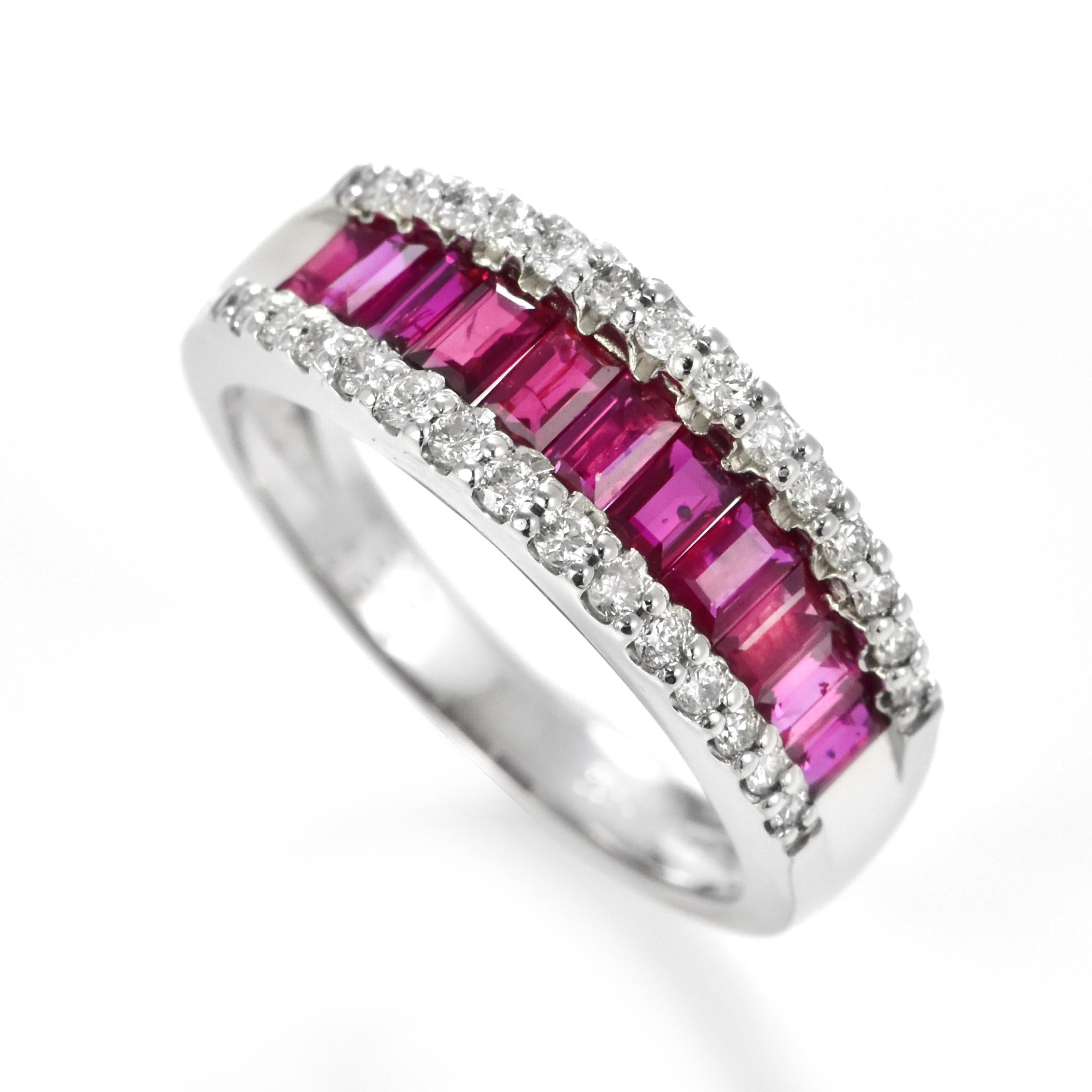 Magnifique bague en platine sertie de rubis naturels de 0,90 carats et de diamants de 0,30 carats. Les rubis sont appelés 