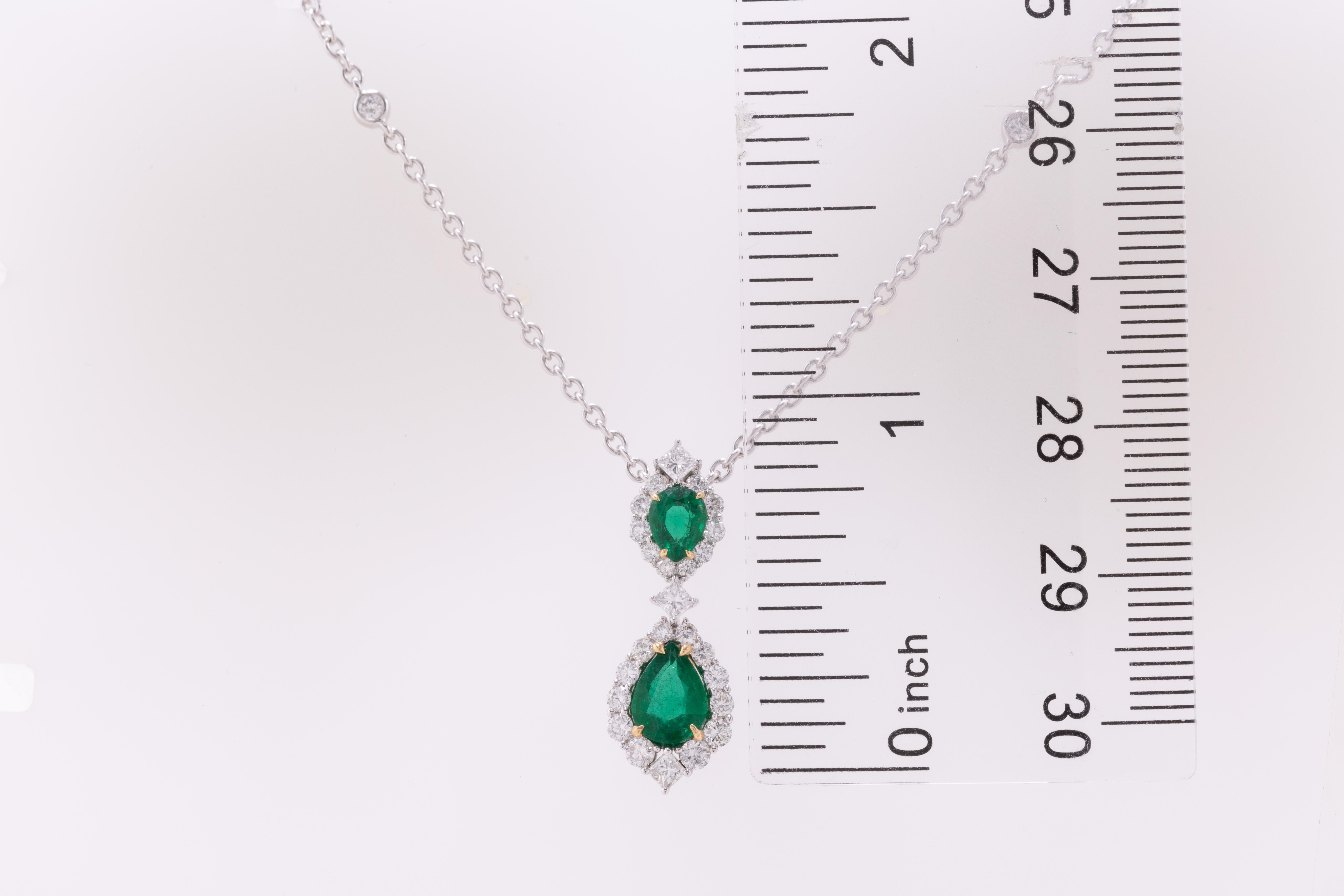 Ciondolo con smeraldo a forma di pera da 0,90 carati e aureola di diamanti da 0,70 carati in 18W/Y ref1312 In condizioni Nuovo in vendita a New York, NY